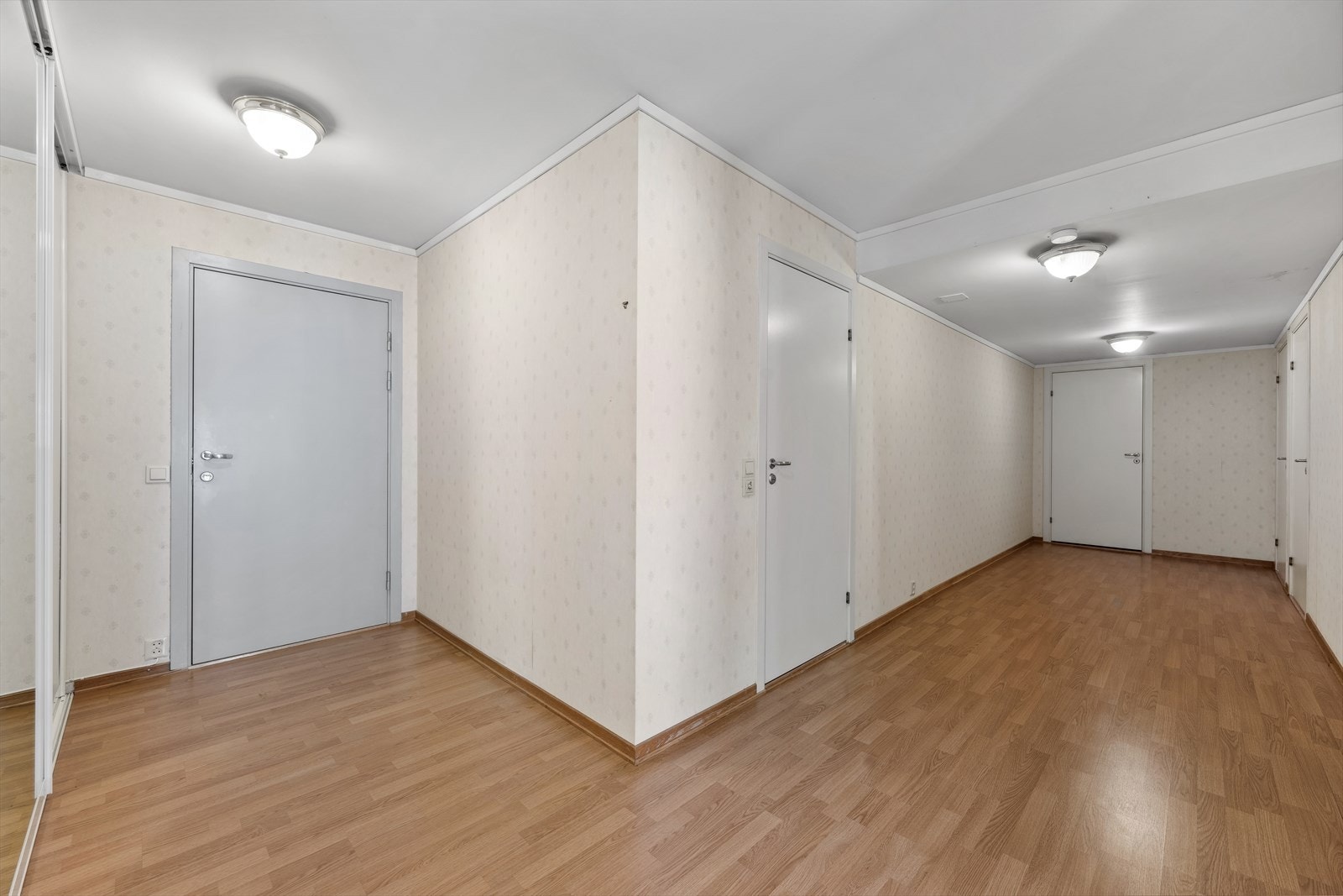 Stor gang med dører inn til bad, bod og soverom Galleribilde