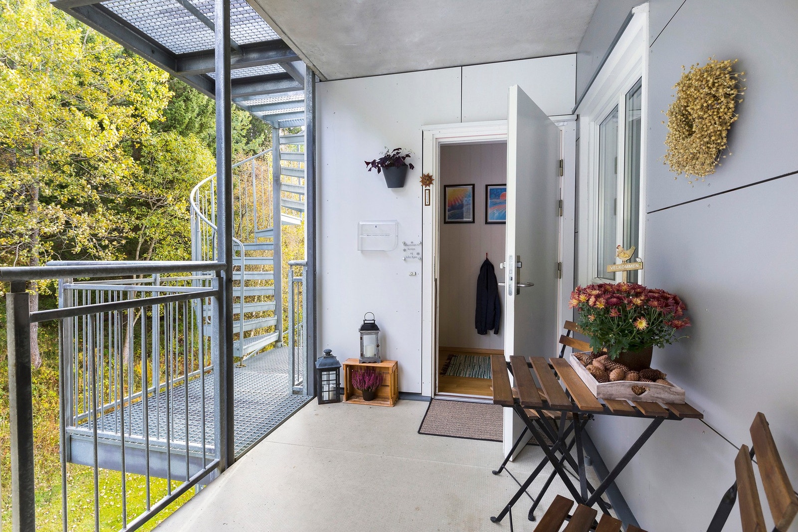 Det er også plass til en liten sittegruppe i svalgangen utenfor leiligheten. Galleribilde