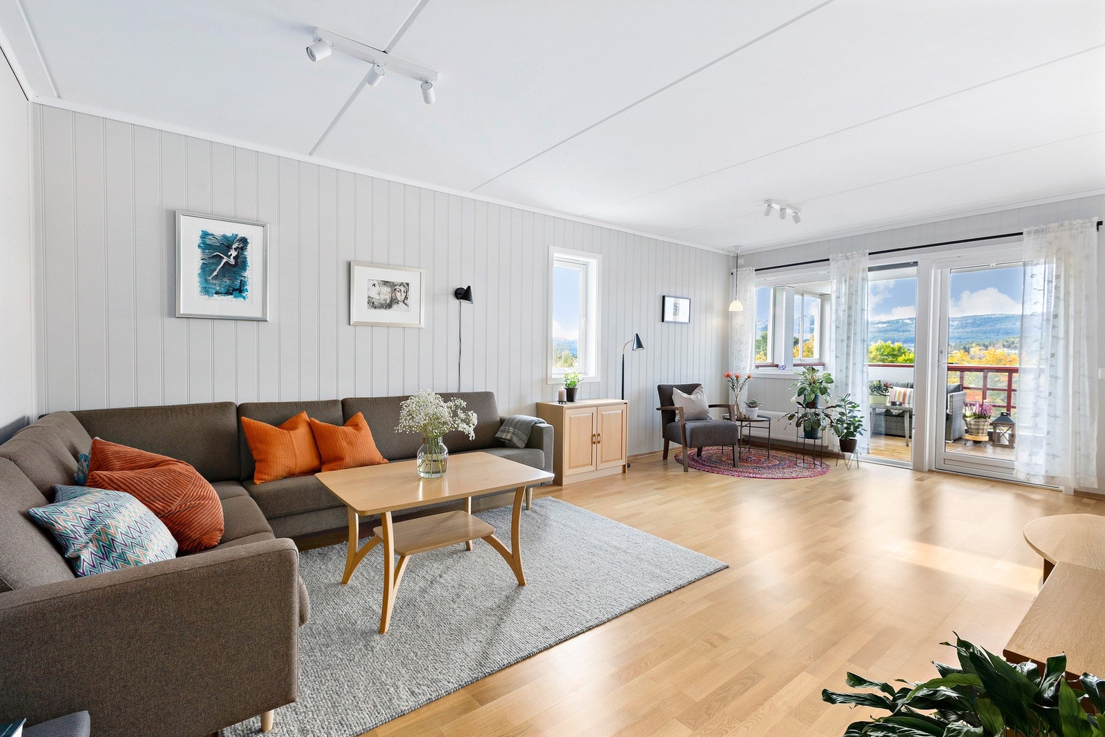 Lys og luftig stue med store vindusflater. Galleribilde