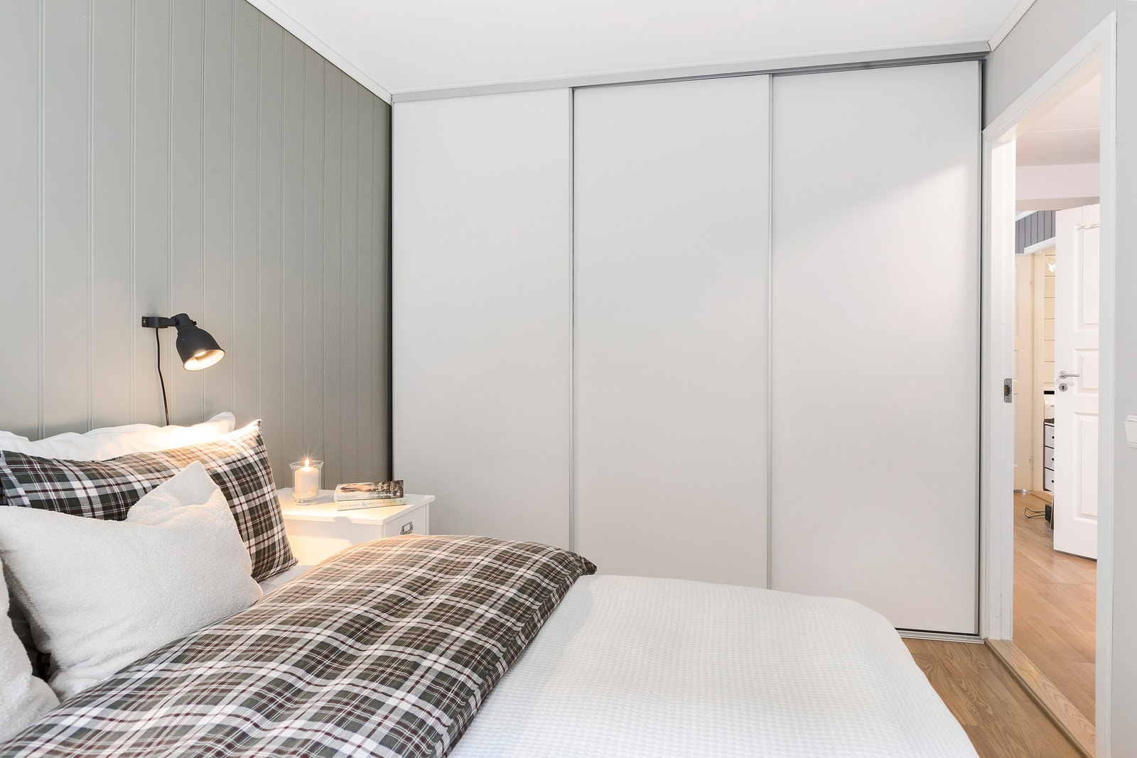 Rikelig med garderobeplass i vegglang skyvedørsgarderobe. Galleribilde