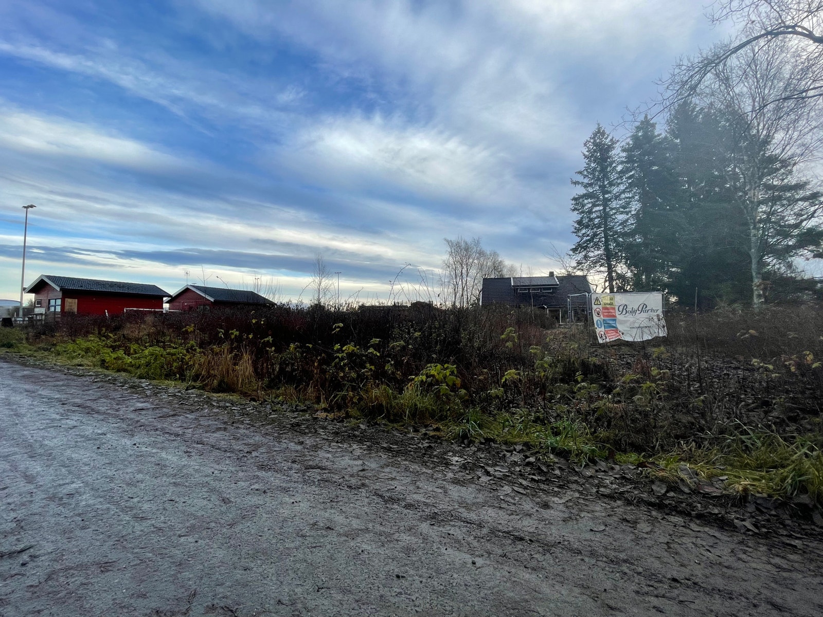 Det er gangavstand til alt du trenger fra denne tomten. Galleribilde