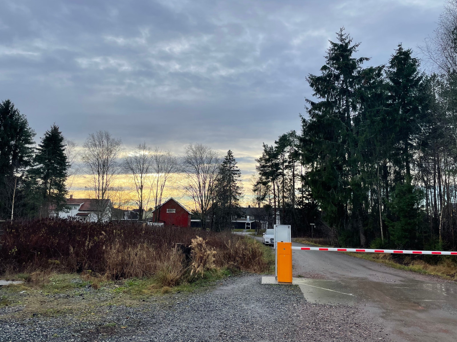 Her ligger tomten til venstre for veien i bildet. Galleribilde