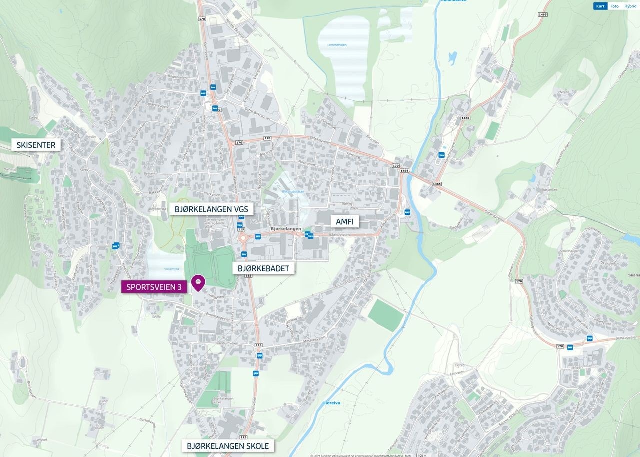 Plassering midt i sentrum av Bjørkelangen- mellom kjøpesenter, idrettsbane og skole. Praktisk i hverdagen! Galleribilde
