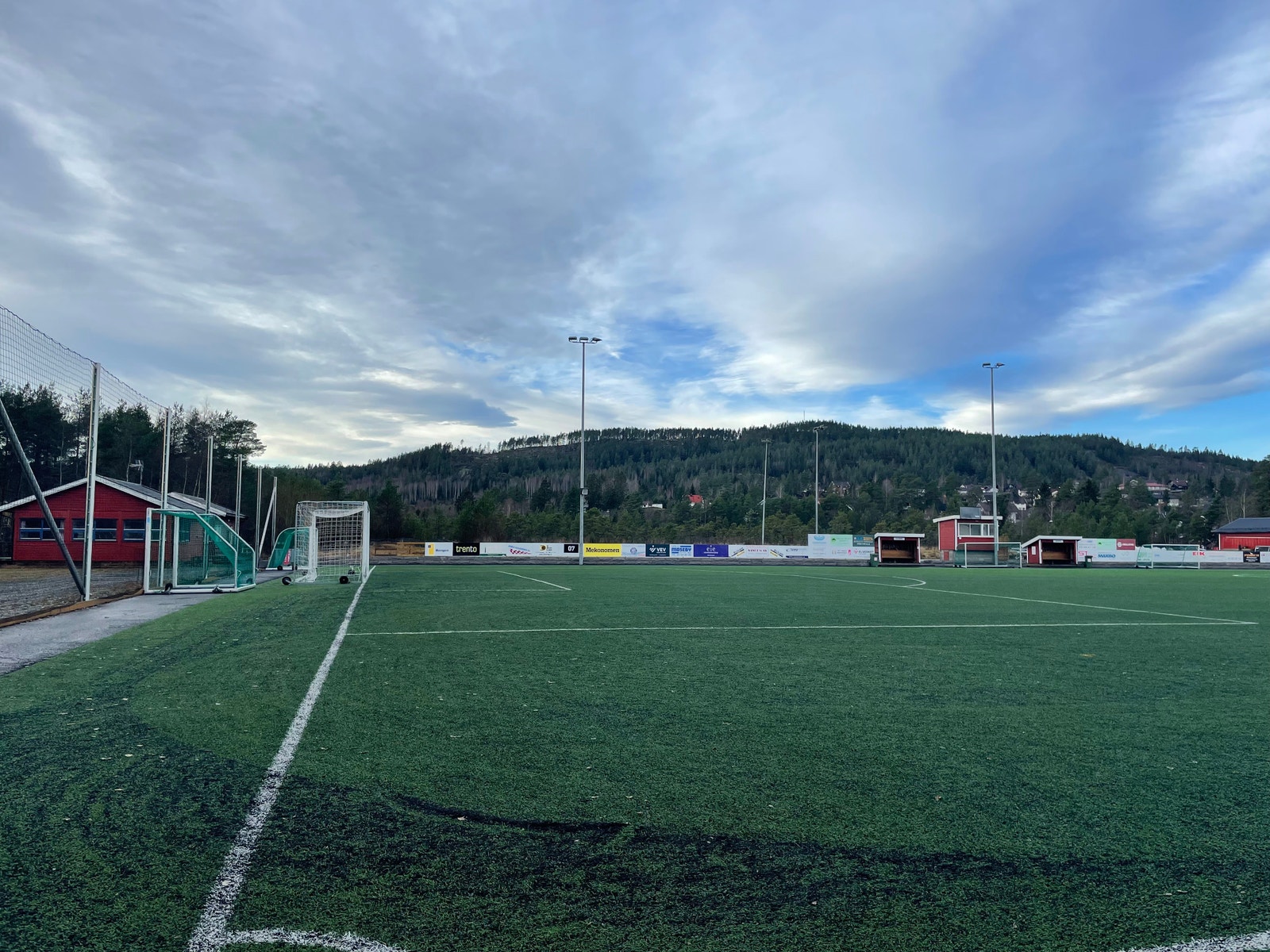 Kort vei til fotballbanen når man skal levere barna på trening. Galleribilde