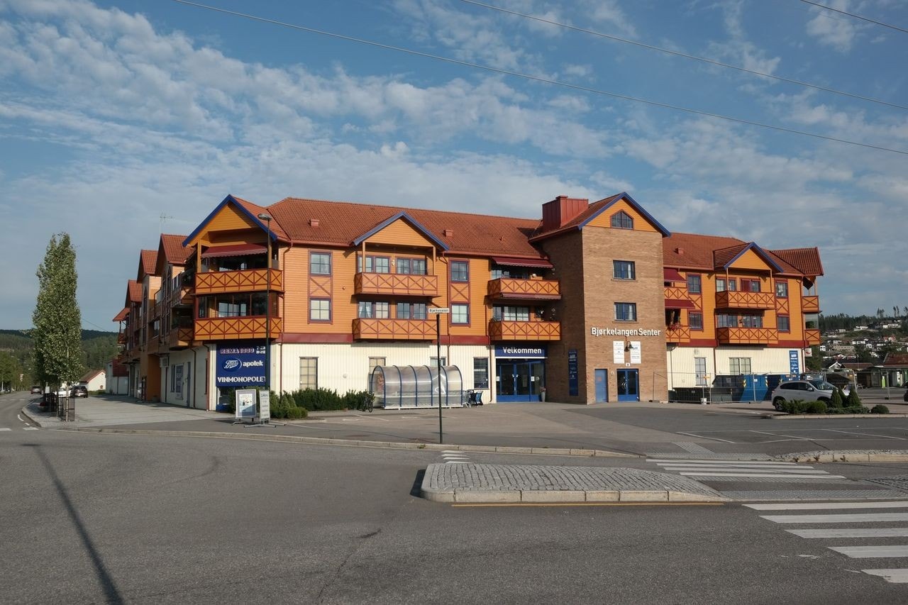 Bjørkelangen senter med Rema 1000, vinmonopolet og apotek bl.a. Galleribilde