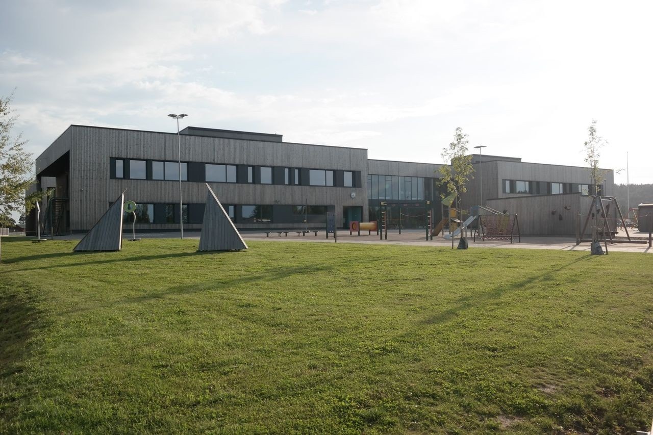 Bjørkelangen skole 1.-10. klasse. i gangavstand fra tomten. Galleribilde