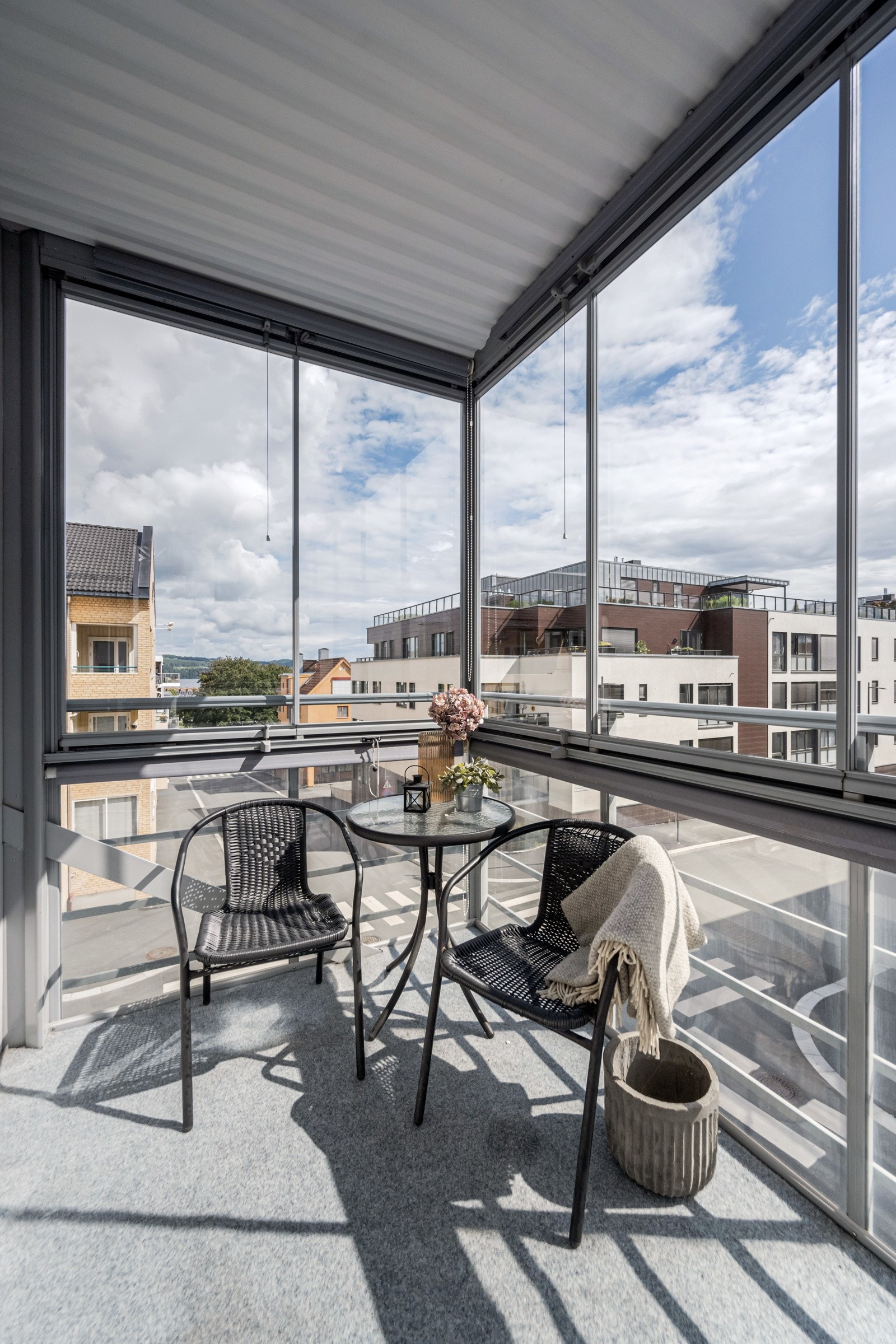 Innglasset balkong med adkomst fra stue. Galleribilde