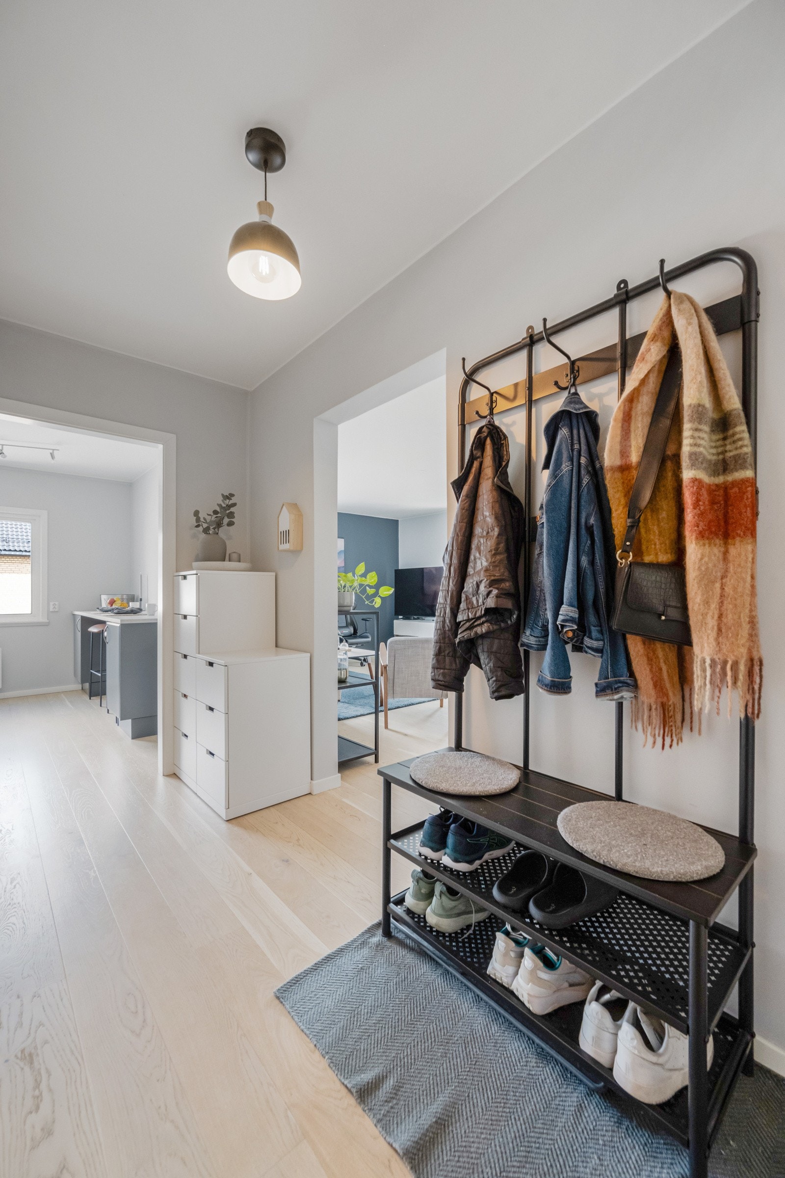 Romslig gang med plass til oppbevaring av yttertøy. Galleribilde