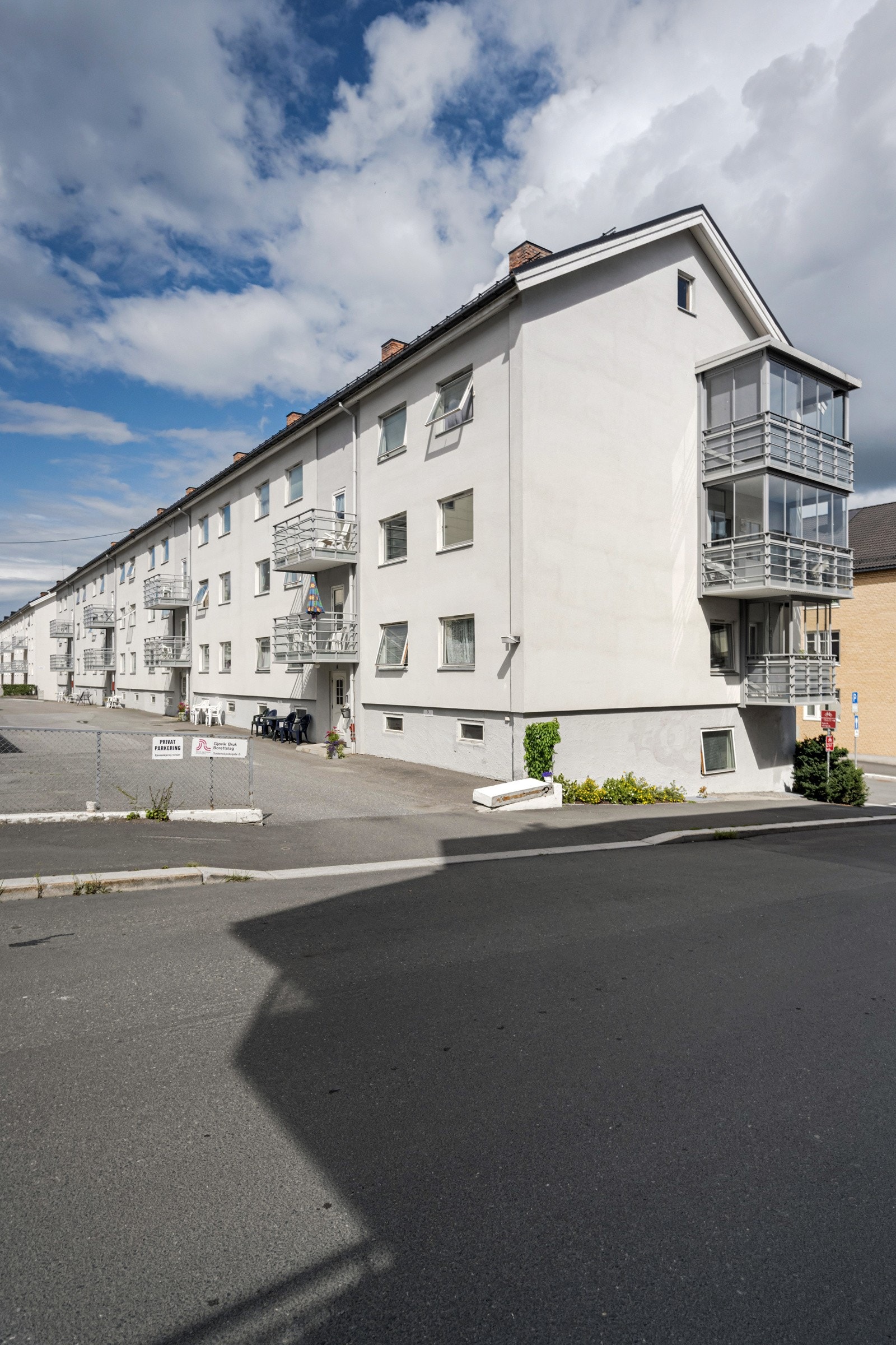 Leiligheten disponerer 3 boder. En på loftet, en i underetasje og en i kjelleren. Galleribilde