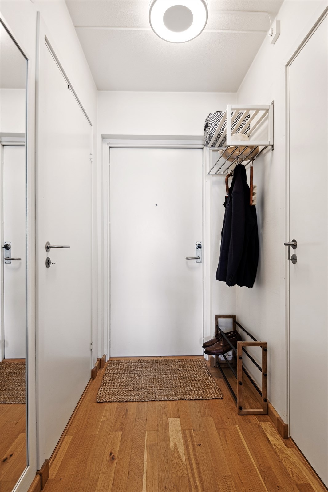 Entréen har god plass til å henge fra seg yttertøy og sko Galleribilde