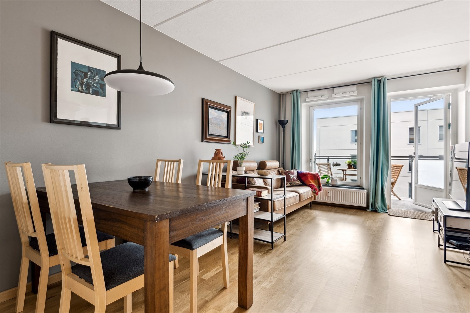 Romslig stue med god plass til sofagruppe. Galleribilde