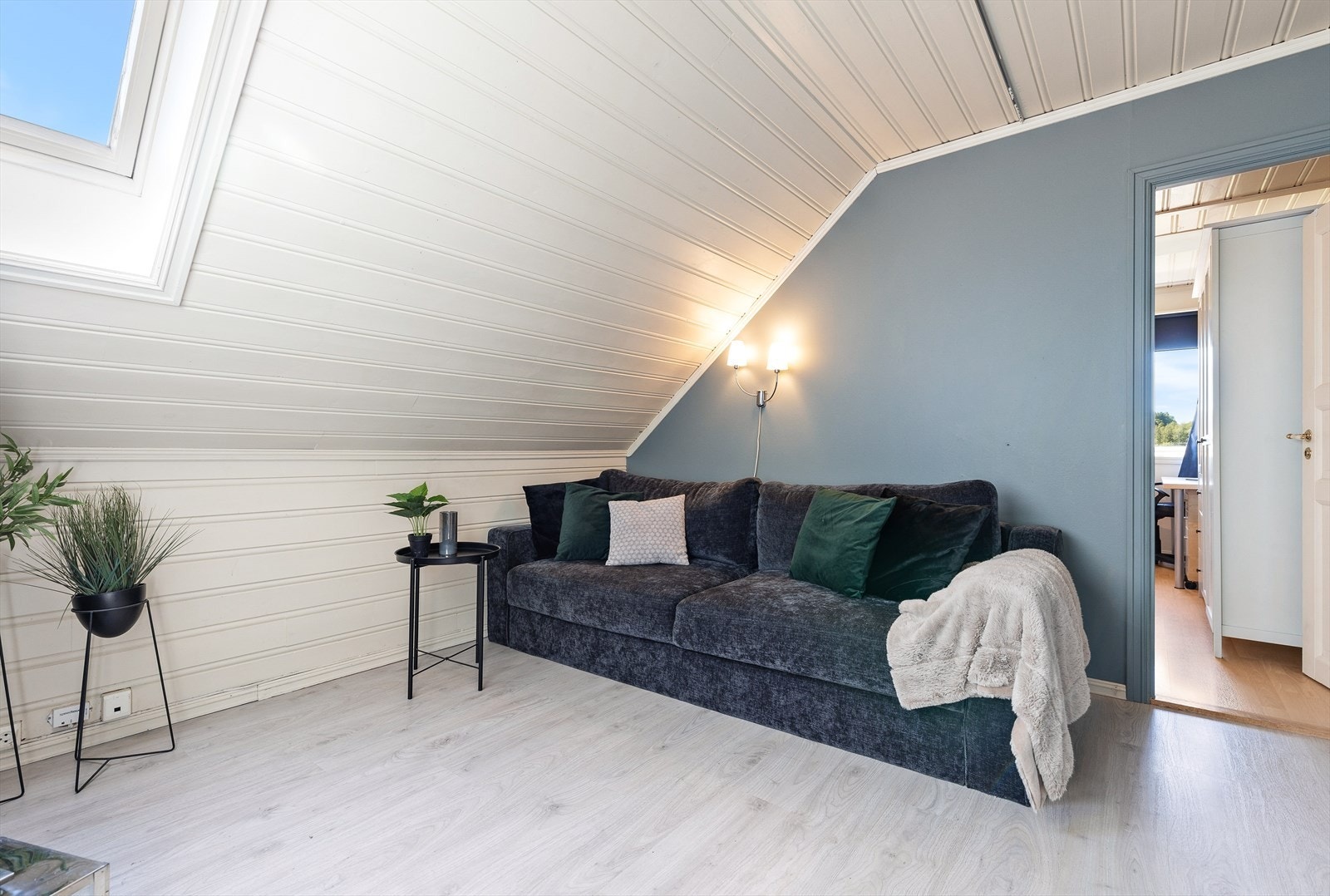 Loftstue med fin plass til f.eks. sofagruppe Galleribilde