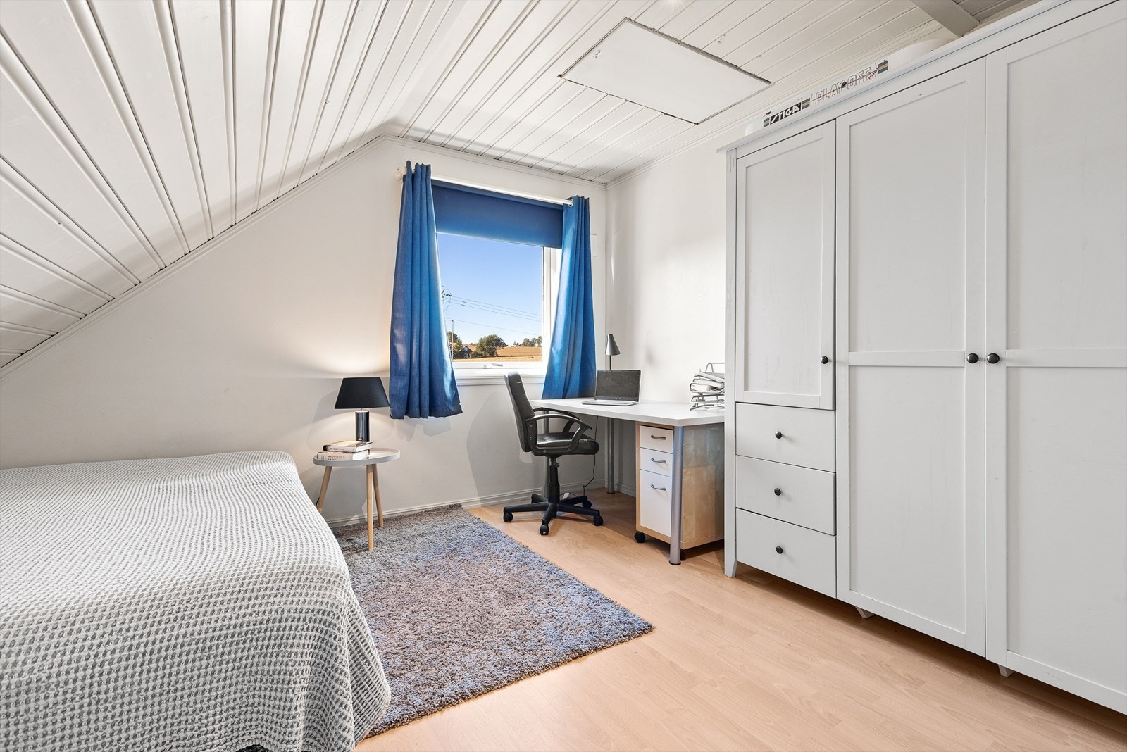 Soverom 2 med loftsluke. God plass til seng, nattbord, pult og garderobe Galleribilde
