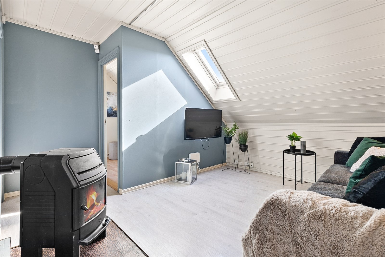 Loftstue med vedovn Galleribilde