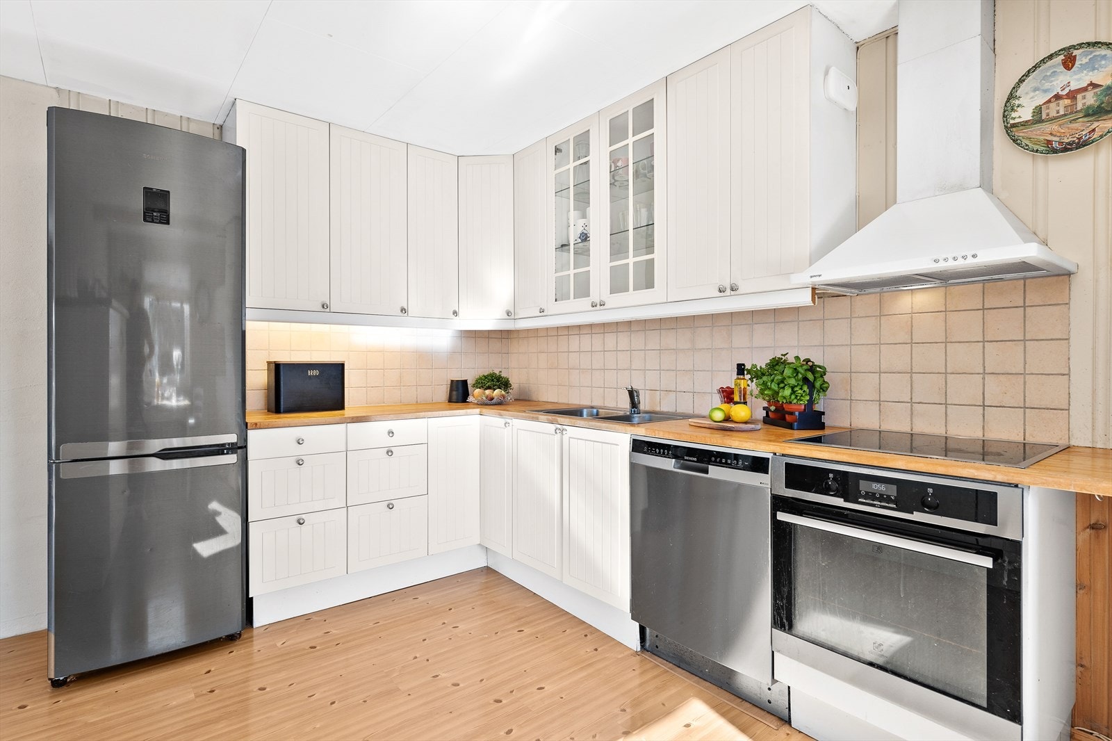 Ikea kjøkkeninnredning med profilerte fronter og heltre benkeplate Galleribilde
