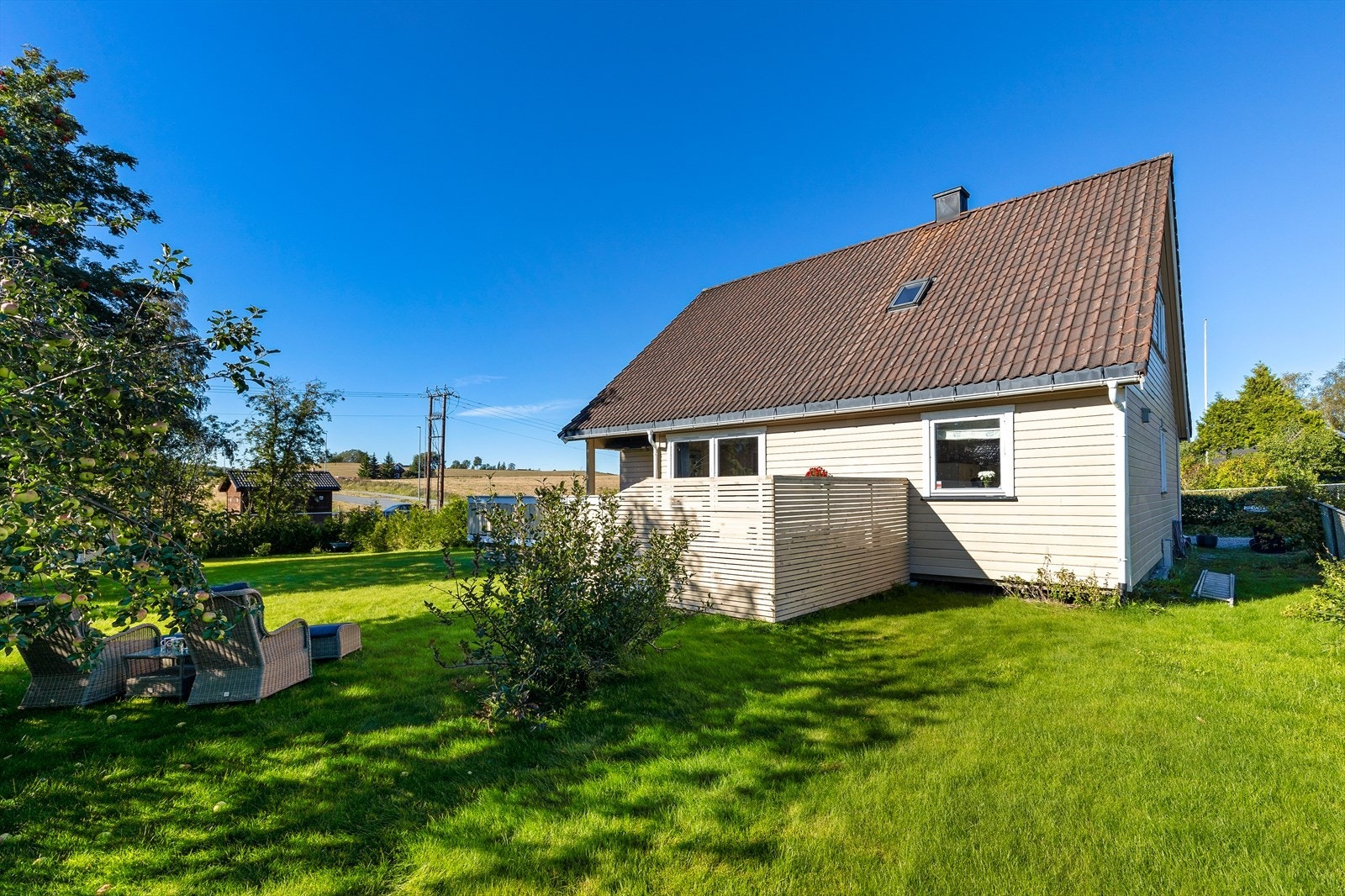 Få minutters gange til barne- og ungdomsskole, togstasjon, svømmehall og idrettshall. Galleribilde