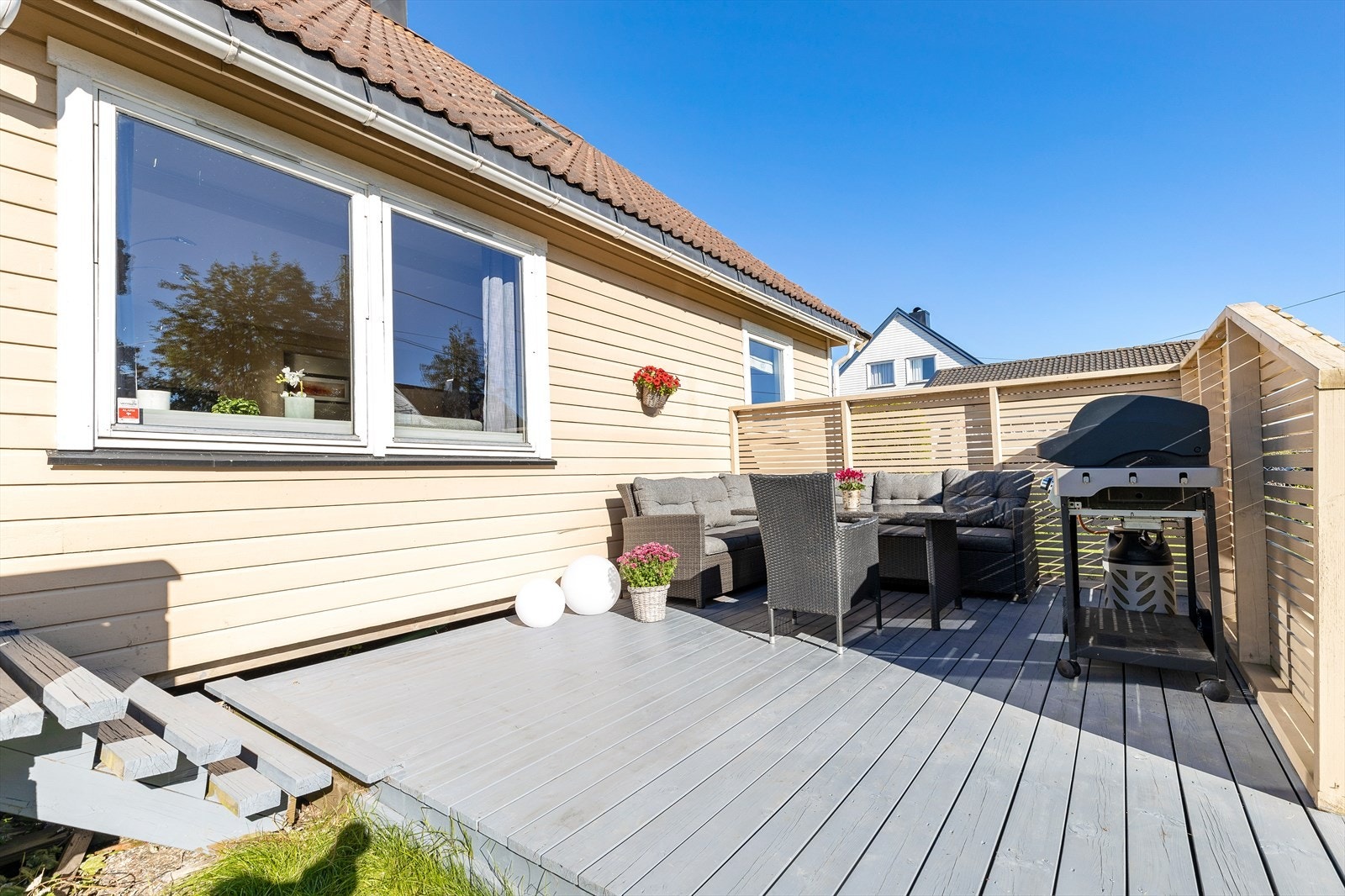 Markterrasse med god plass til utemøbler og grill Galleribilde
