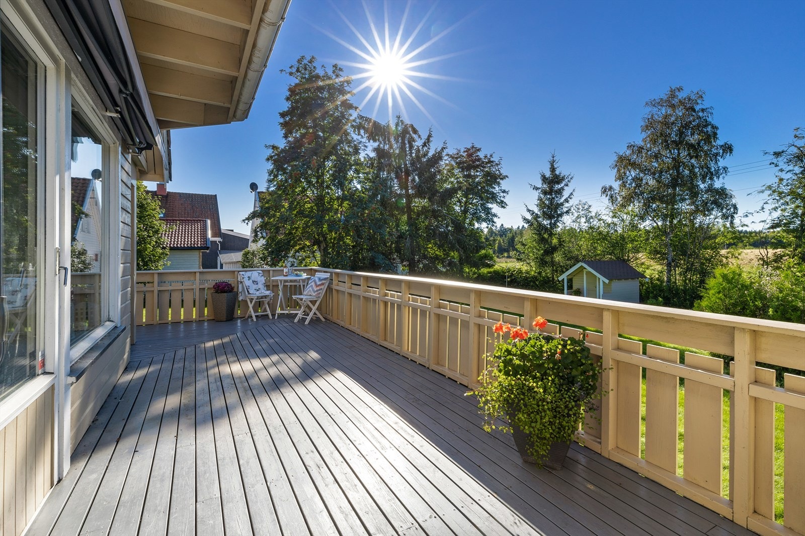 Fra stuen er det utgang til terrasse og hage Galleribilde