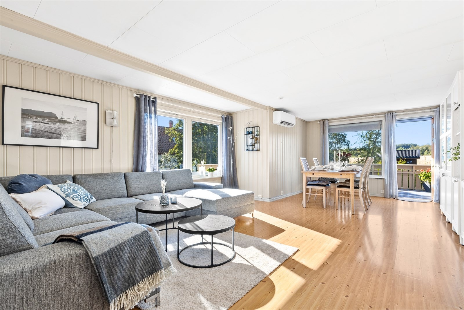 Innholdsrik bolig med en lys og luftig stue. God plass til både sofagruppe og spisebord Galleribilde