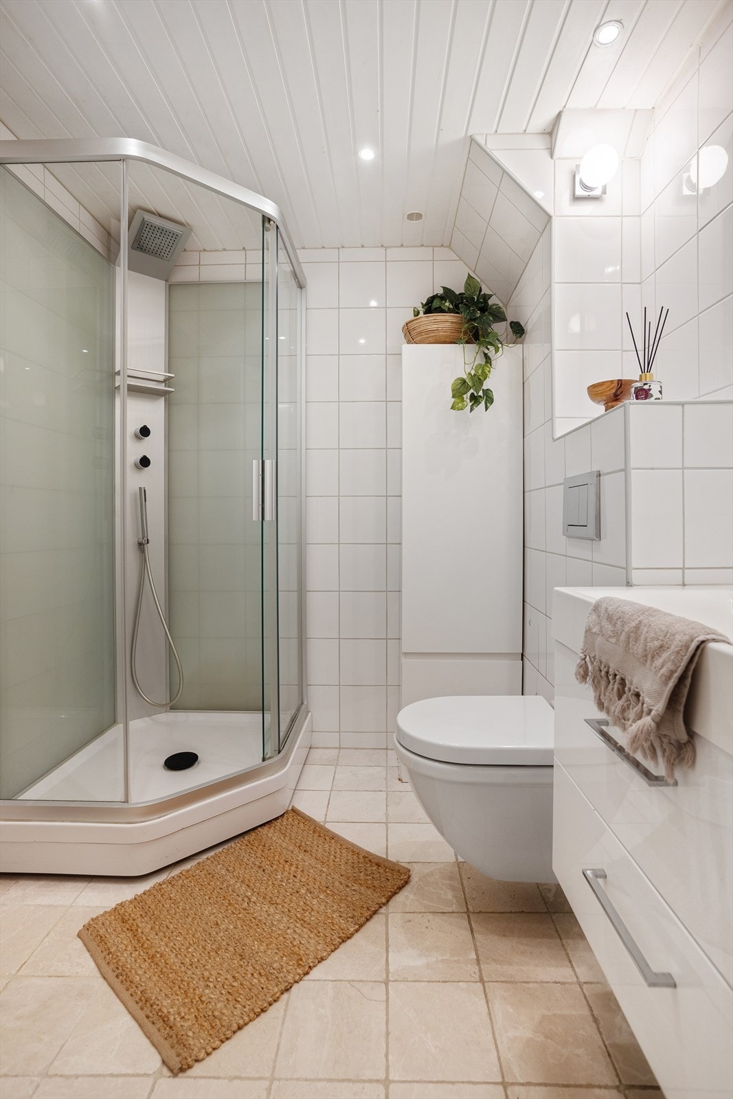 Badet er utstyrt med vegghengt wc, servant med skuffer under og dusjkabinett. Galleribilde