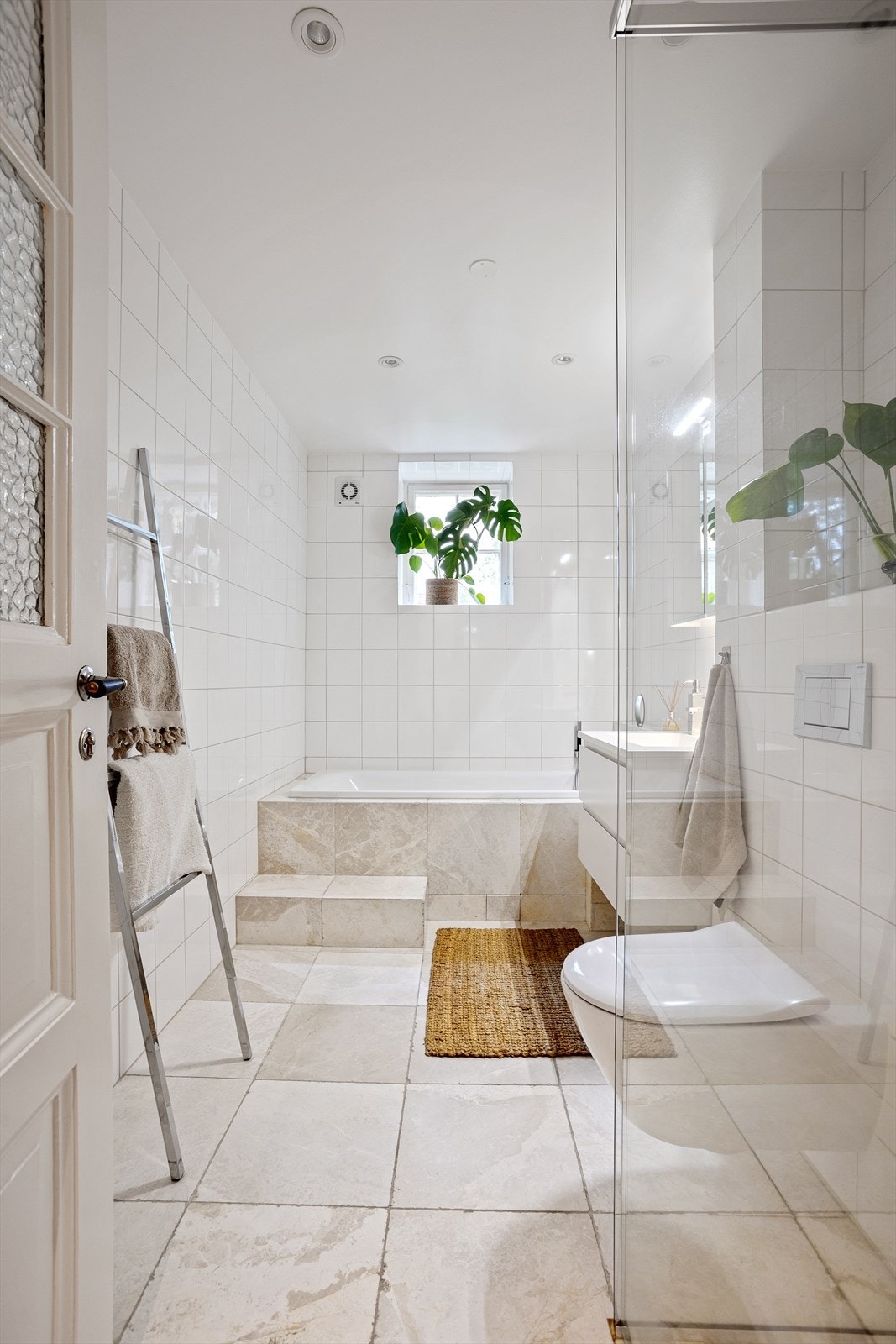 Badet i 1.etasje har en lys og delikat innredning fra 2016. Galleribilde