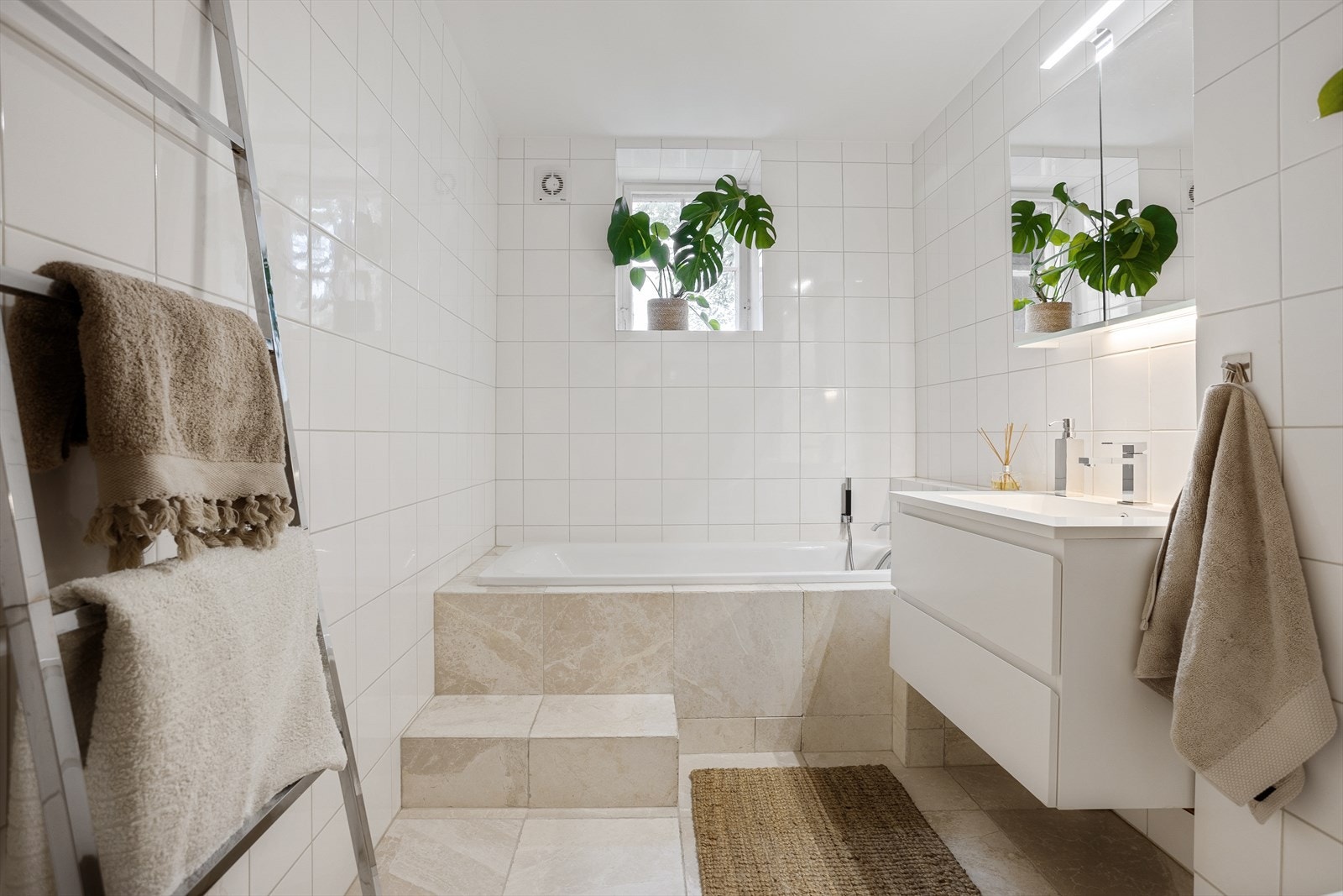 Det er flislagt gulv med behagelige varmekabler. Galleribilde