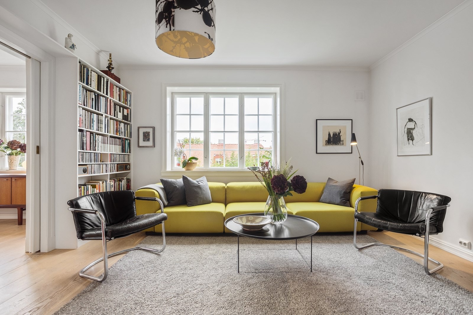 Boligen er en ypperlig familiebolig som beveger seg over to etasjer, og byr på flere hyggelige oppholdssoner. Galleribilde