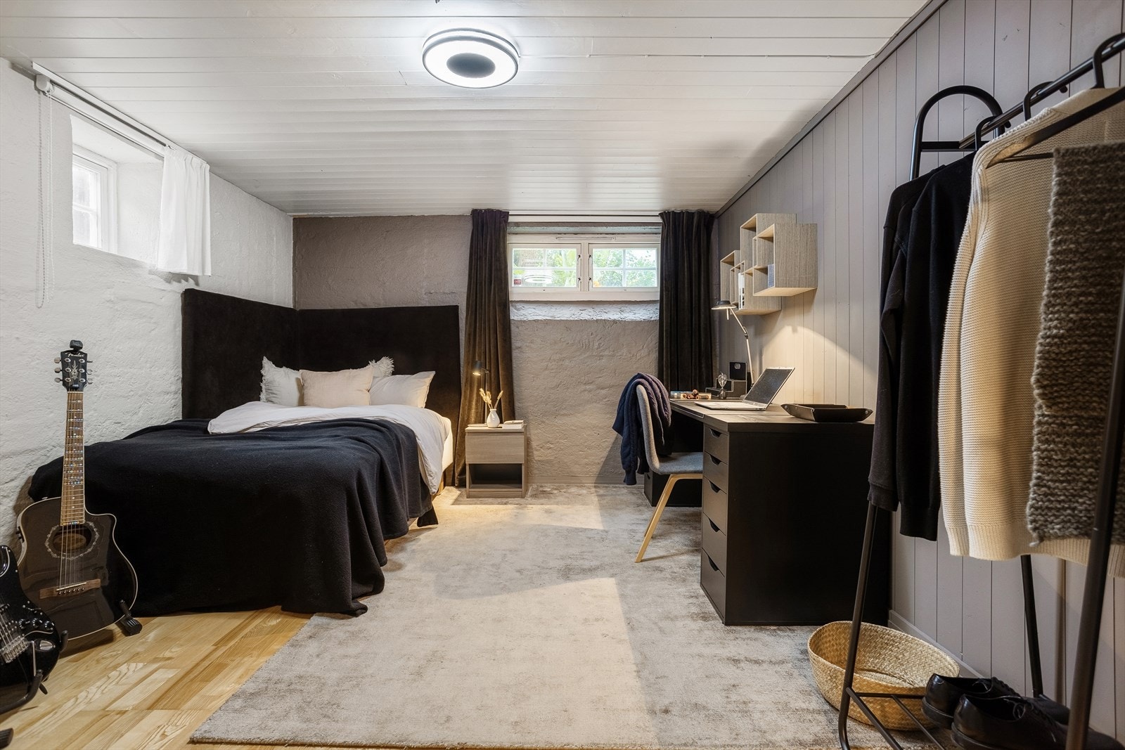 Rommene er av god størrelse med plass til seng, garderobe og øvrig møblement. Galleribilde