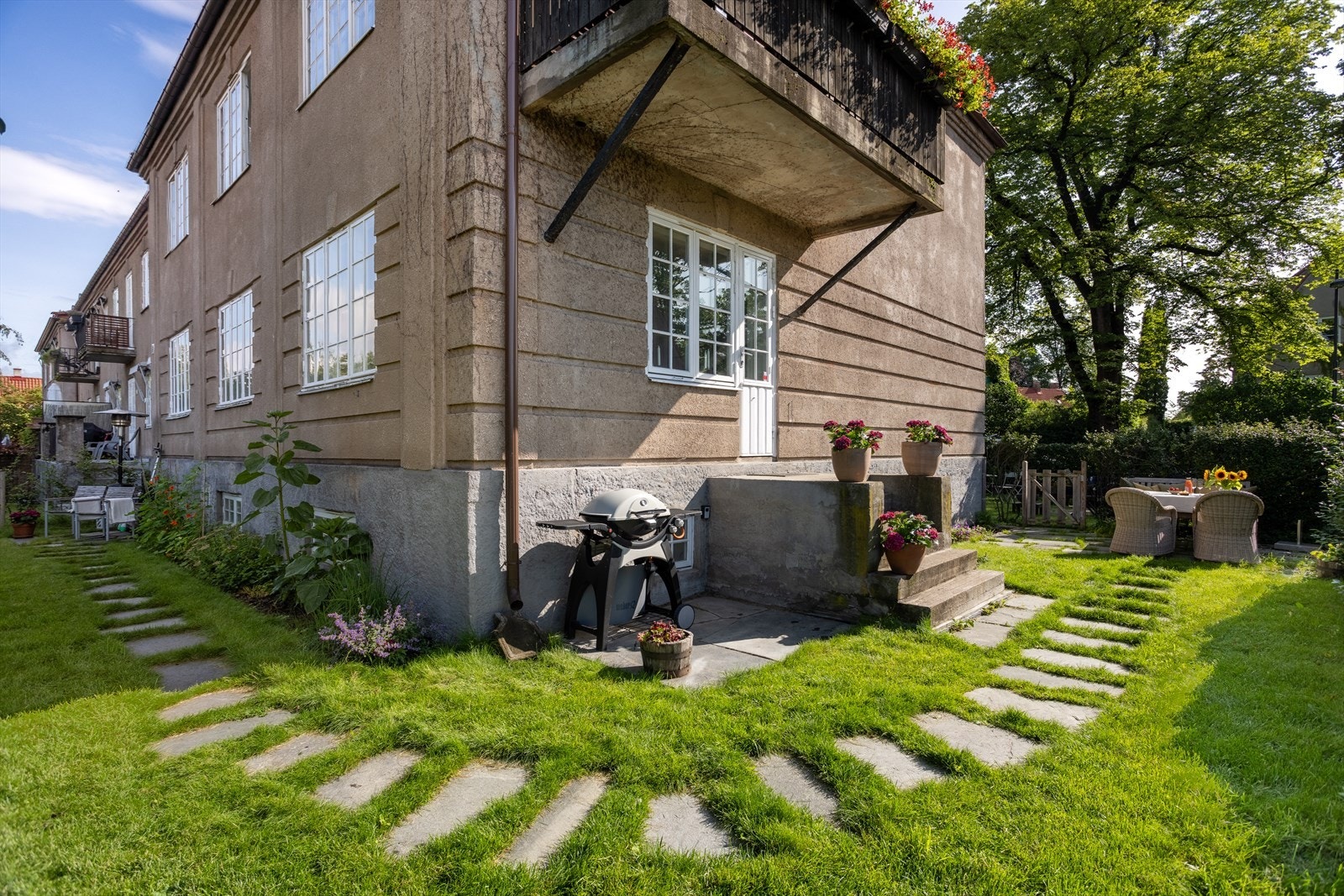 Her befinner man seg svært skjermet med frodig beplantning som skaper en tilbaketrukket tilværelse. Galleribilde
