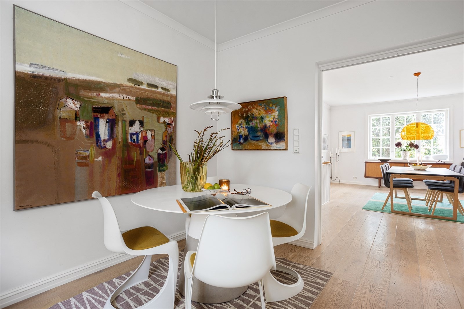 Det er god plass til både langbord i spisestuen og et mindre spisebord i tilknytning til kjøkkenet. Galleribilde