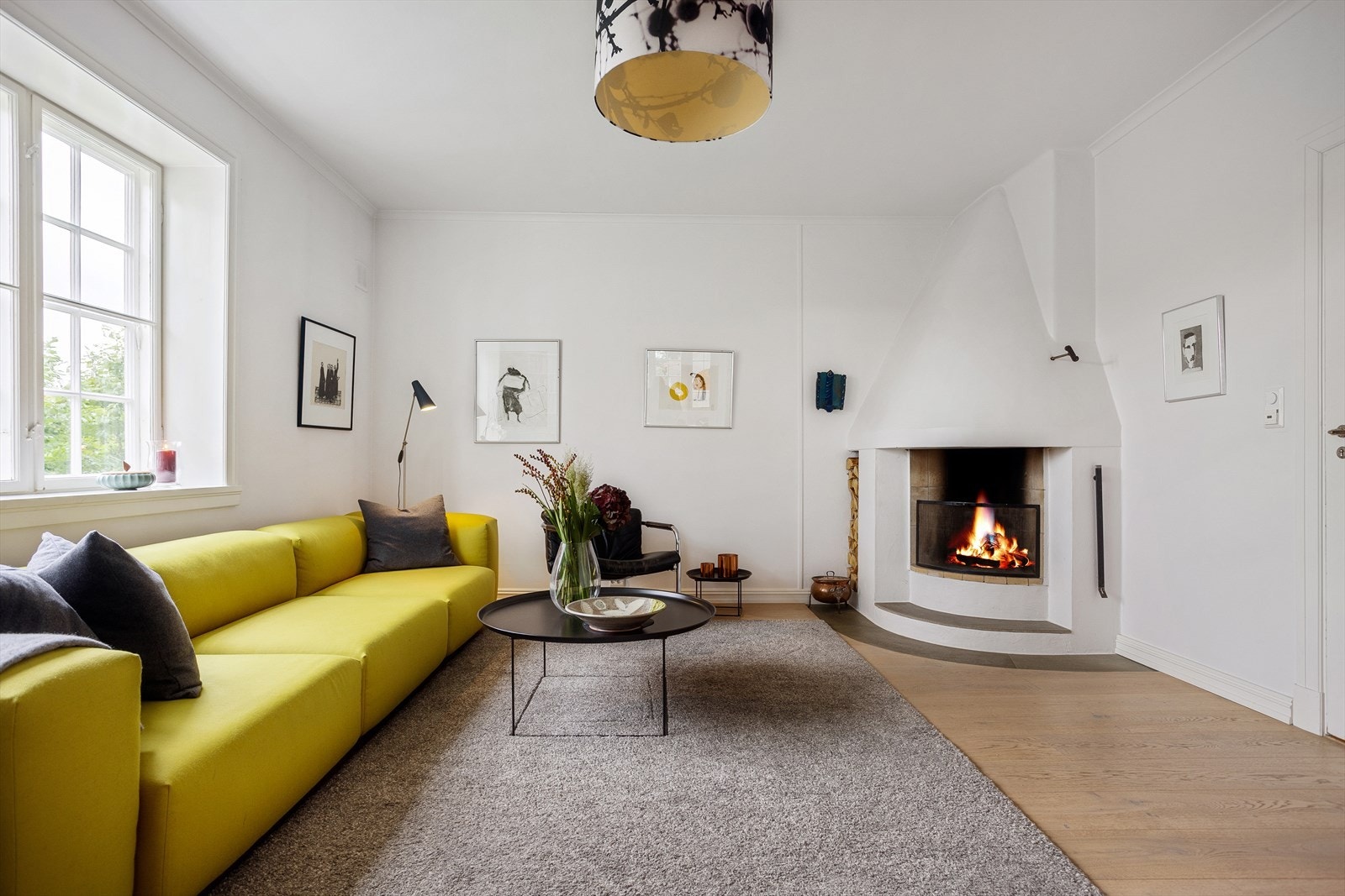 Dagligstuen har en lun og stemningsfull peisovn som utgjør et flott element til rommet. Galleribilde