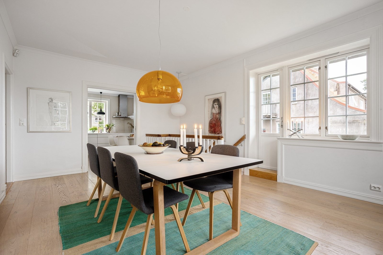Fra spisestuen har man direkte utgang til hagen. Galleribilde