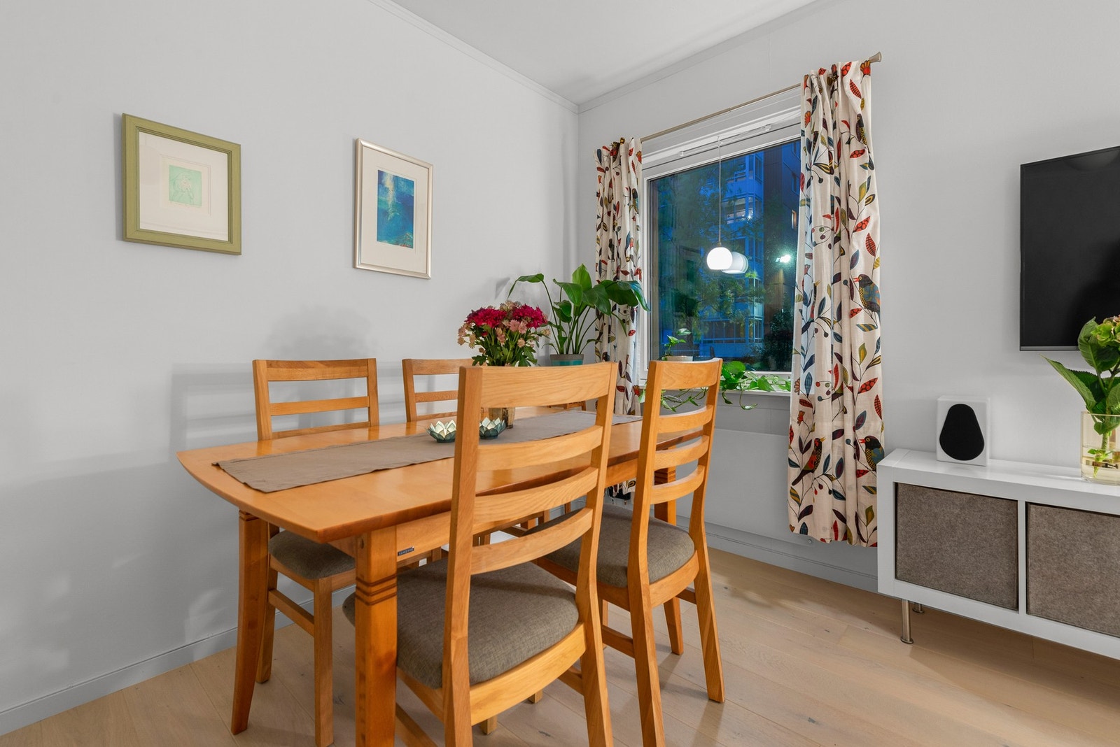På stuen har du god plass til både sofa og spisebord Galleribilde