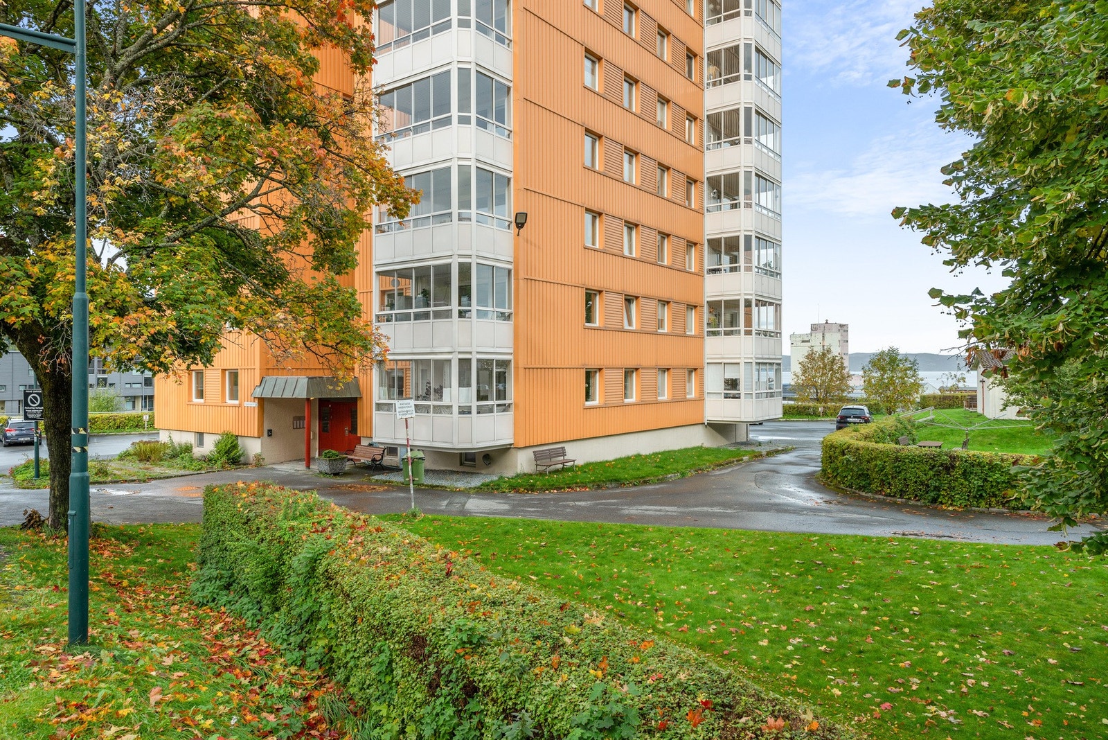 Gode solforhold og utsikt mot romslige grøntarealer som beboerne disponerer Galleribilde