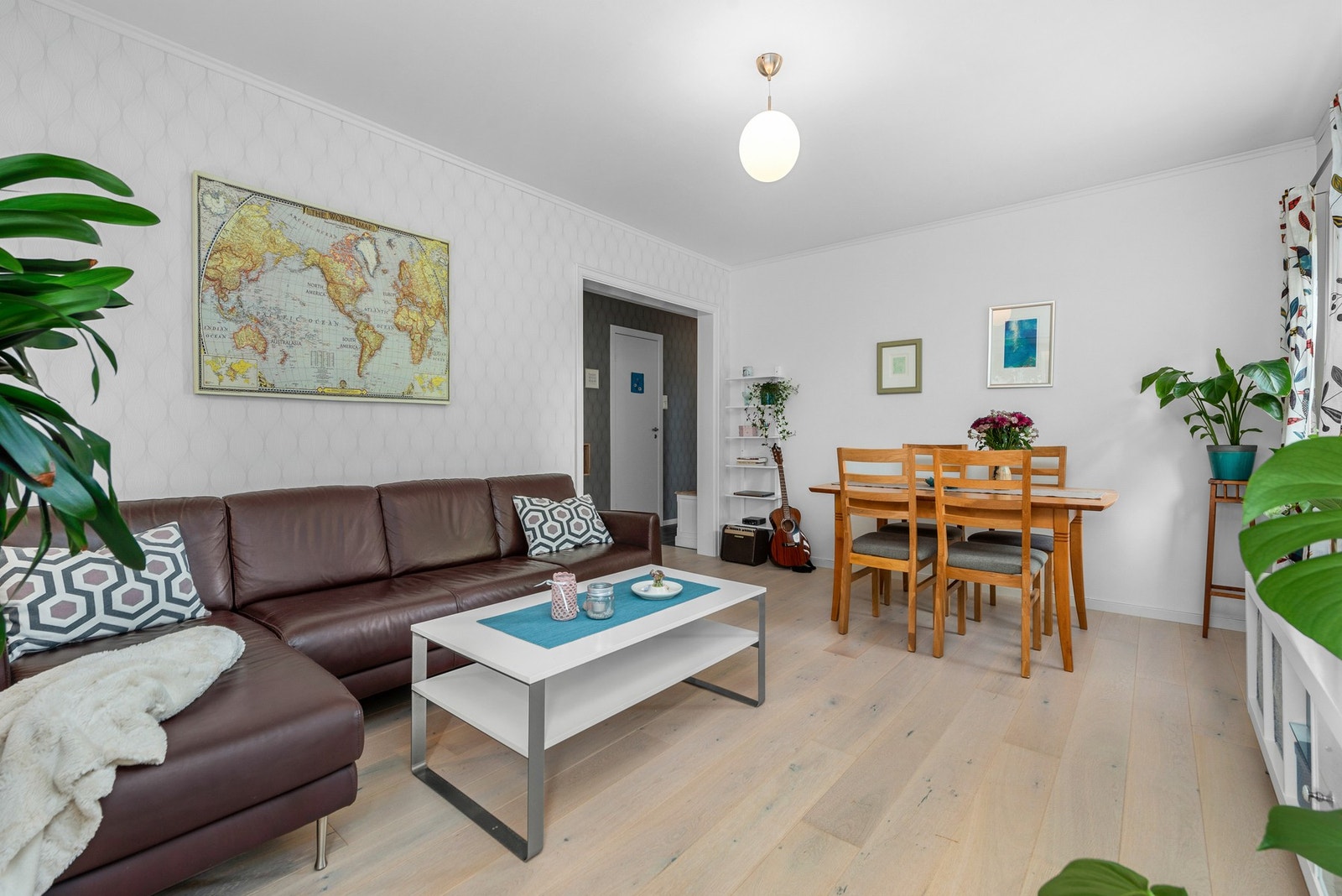 Stuen, gangen, bad og kjøkken er utstyrt med gulvvarme Galleribilde