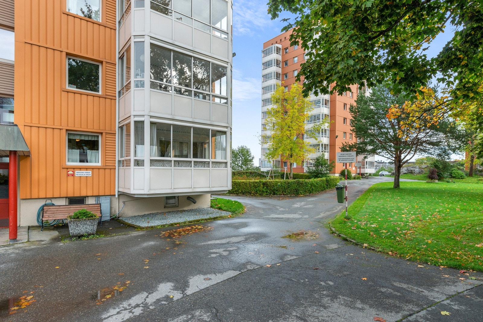 Leiligheten ligger i en høy 1. etasje og du får dermed lite innsyn inn. Galleribilde