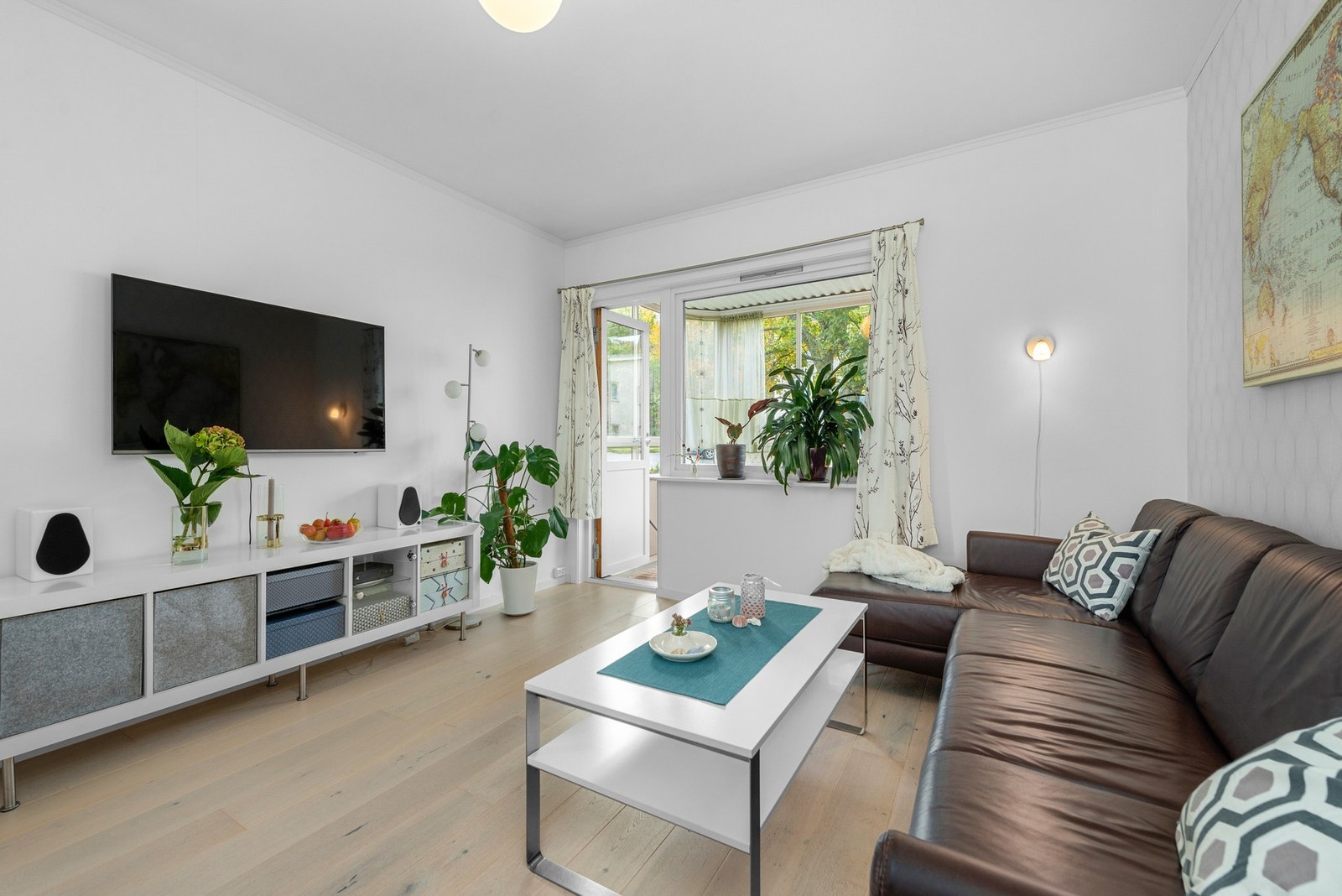 Fra stuen har du utgang til innglasset balkong Galleribilde