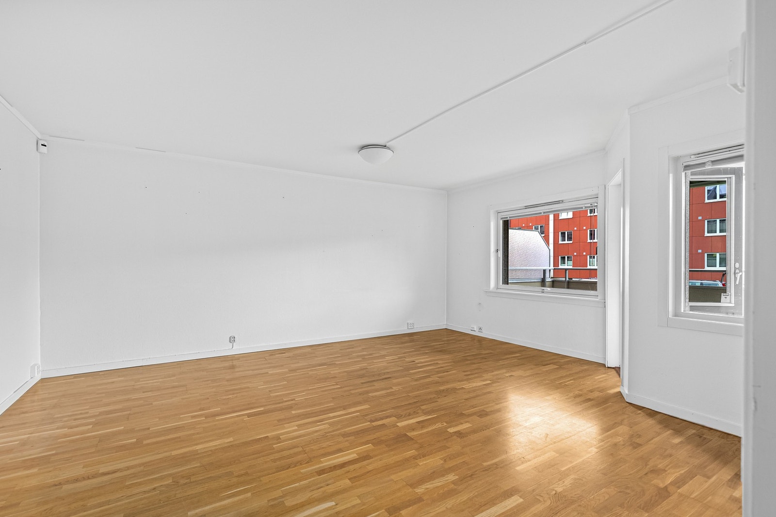 Romslig og lys stue på 22,7 kvm. Galleribilde