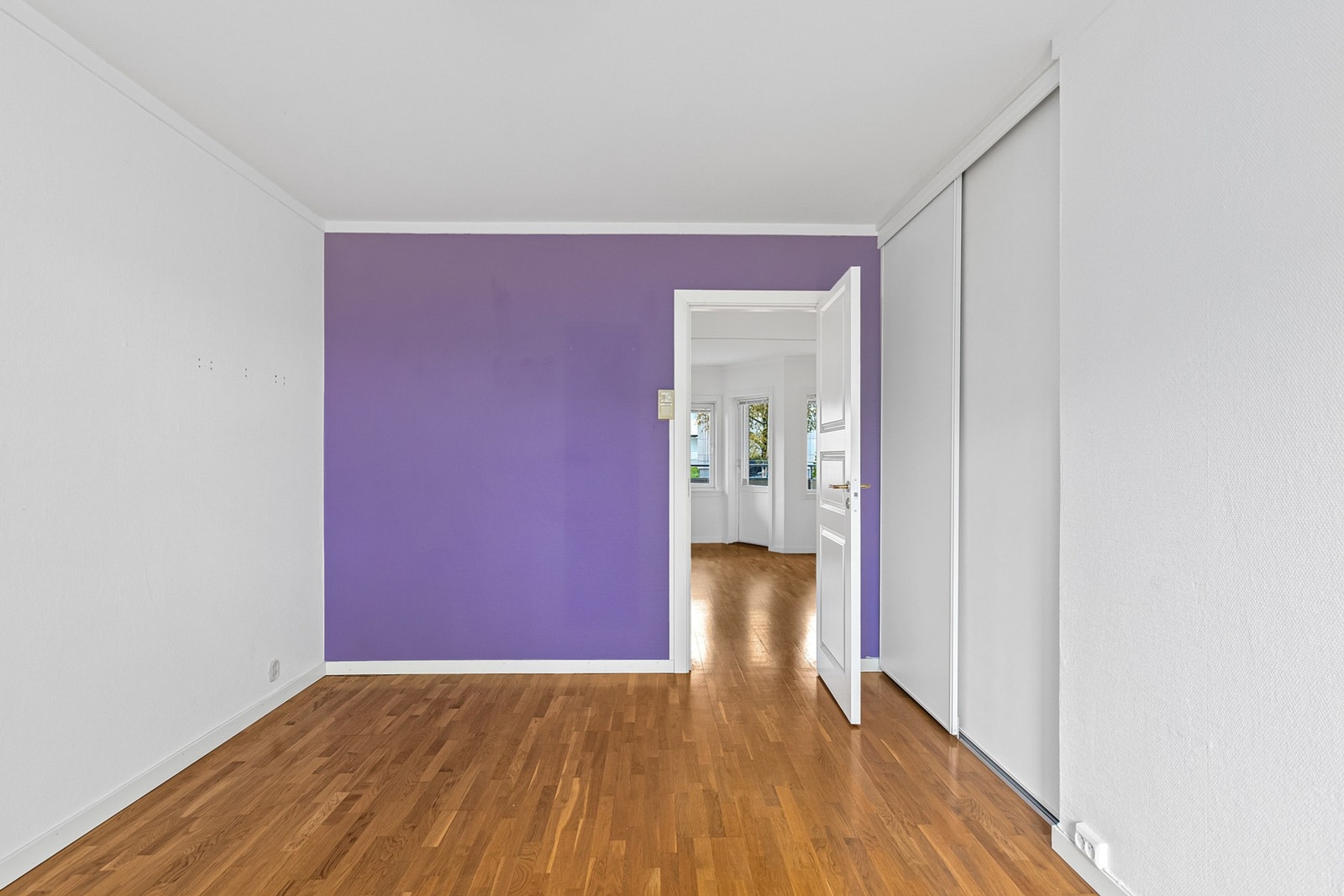 Rommet har oppbevaring i integrert skyvedørsgarderobe. Galleribilde