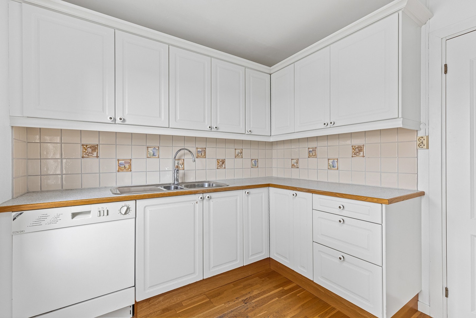 Kjøkkenet har lyse, profilerte fronter og godt med skap -og benkeplass. Galleribilde