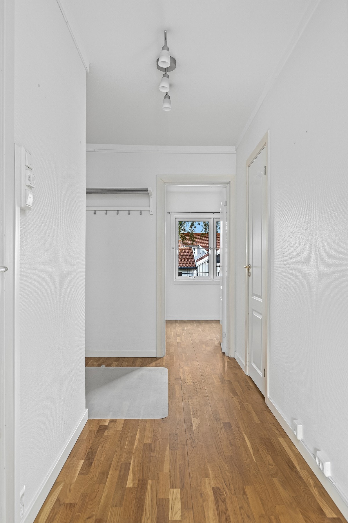 Det er praktisk med direkte tilgang på bad og toalettrom rett fra entré. Galleribilde