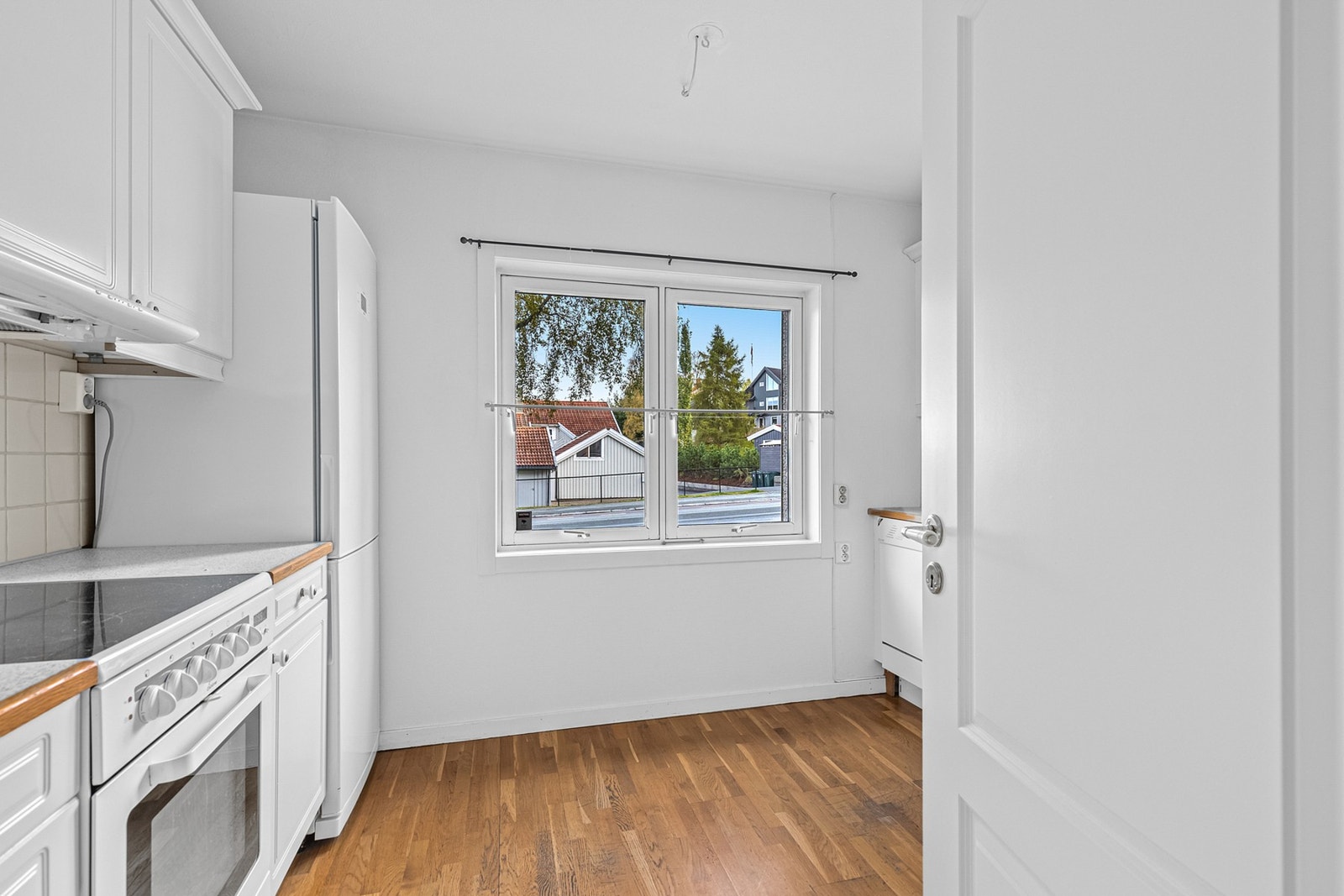 Romslig kjøkken på 8,2 kvm med plass til spisebord ved vinduet. Galleribilde