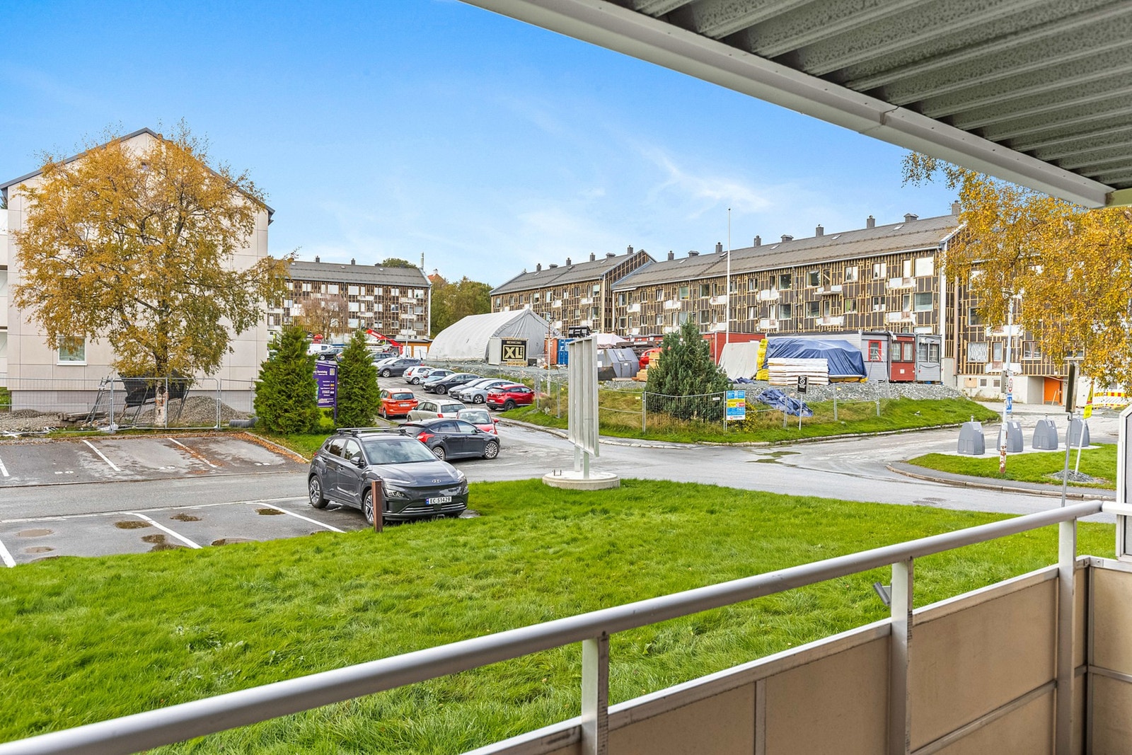 Balkongen vender ut mot borettslagets fellesareal. Galleribilde