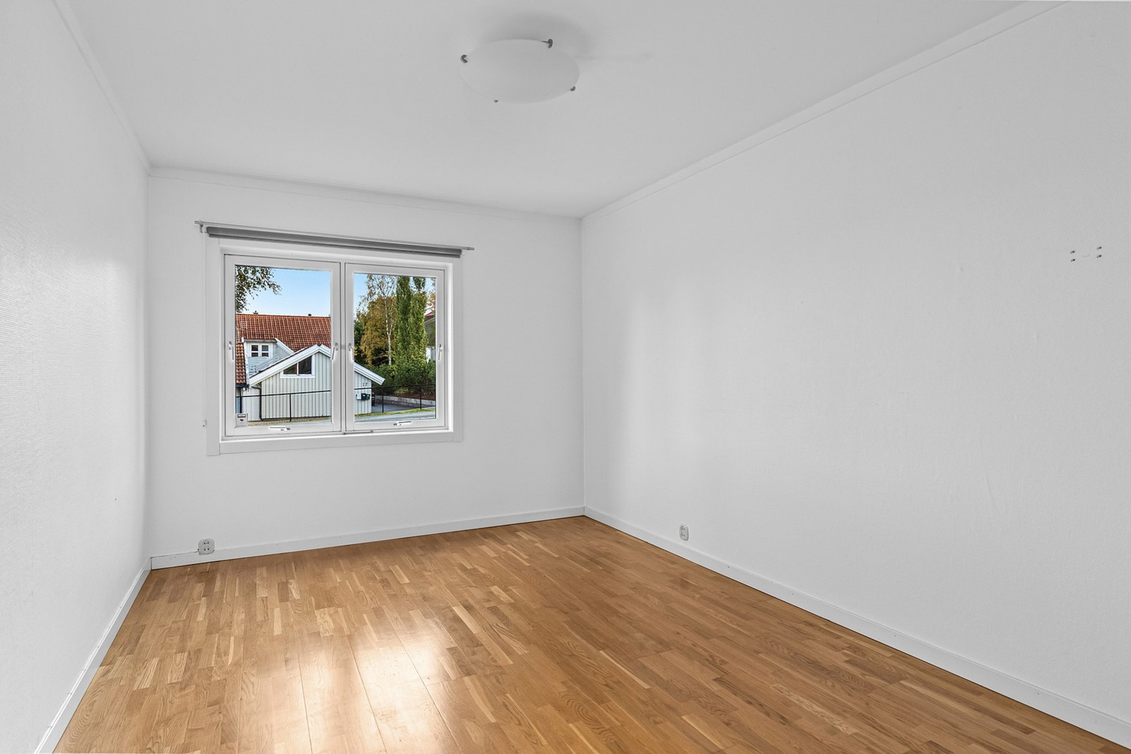 Leiligheten har to meget romslige soverom, hvor det første ligger innenfor stuen og er 13,6 kvm. Galleribilde