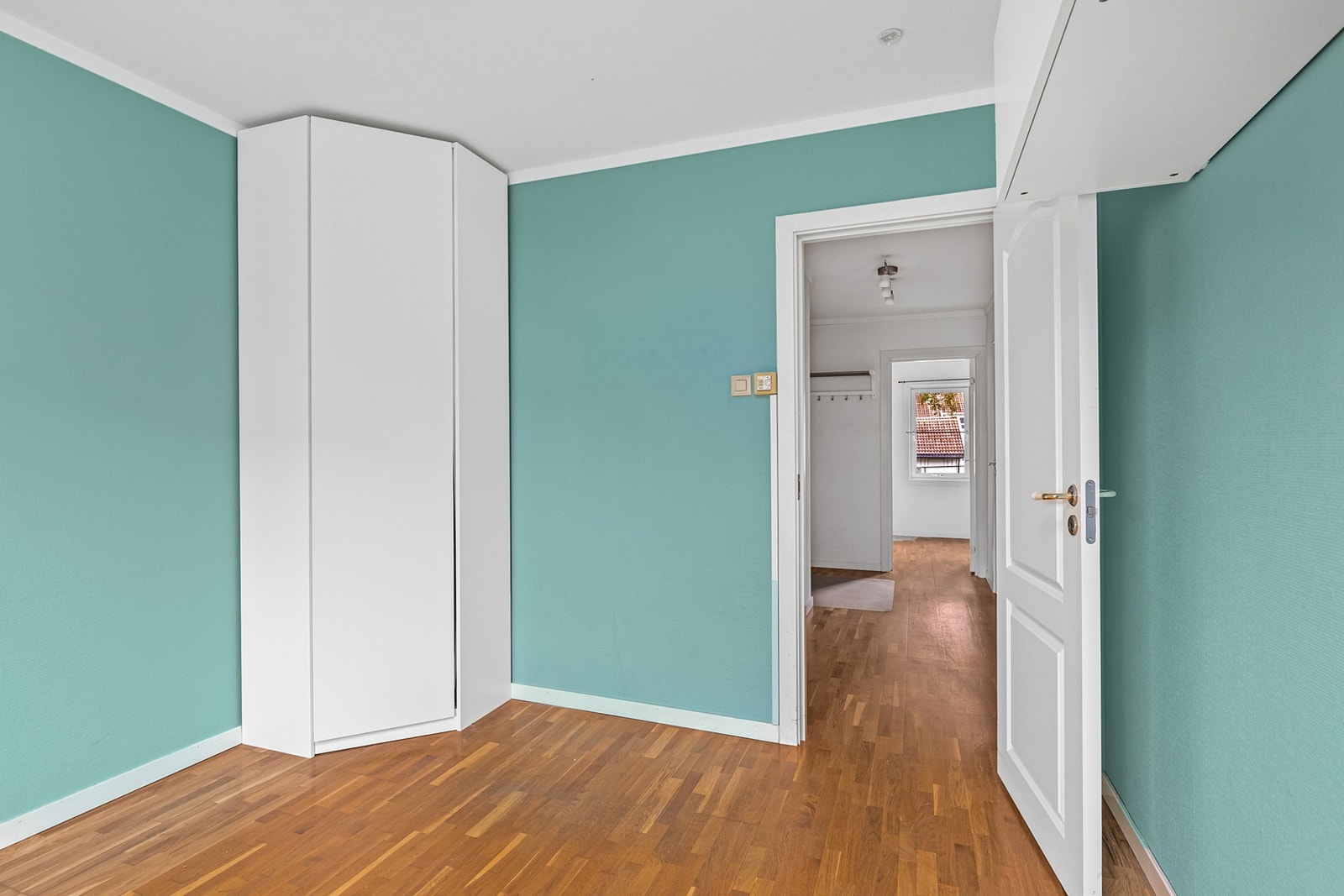 Begge rommene har god plass til både dobbeltseng med tilhørende møblement og ønsket klesoppbevaring. Galleribilde