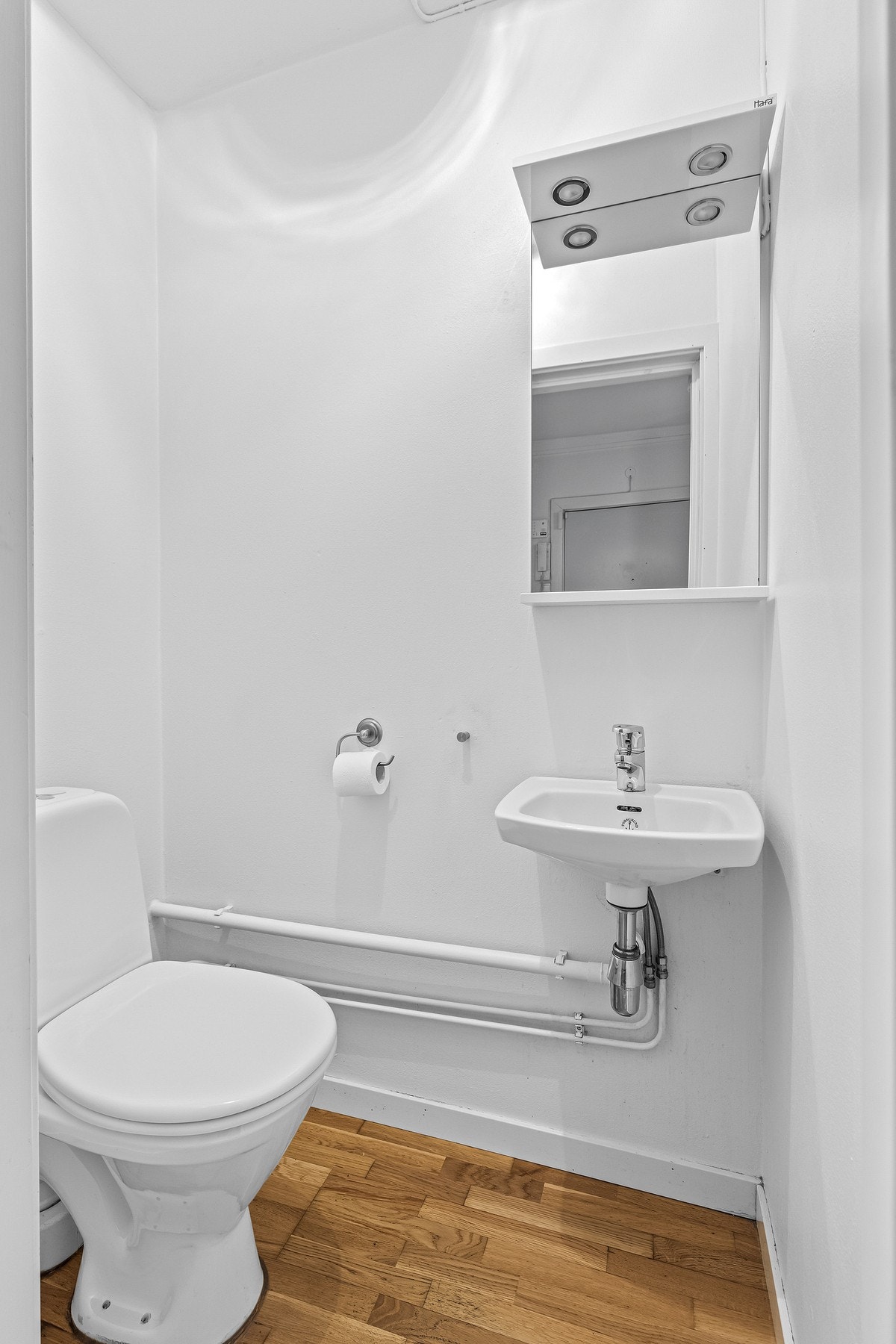 Separat toalettrom frigjør plass på badet. Galleribilde