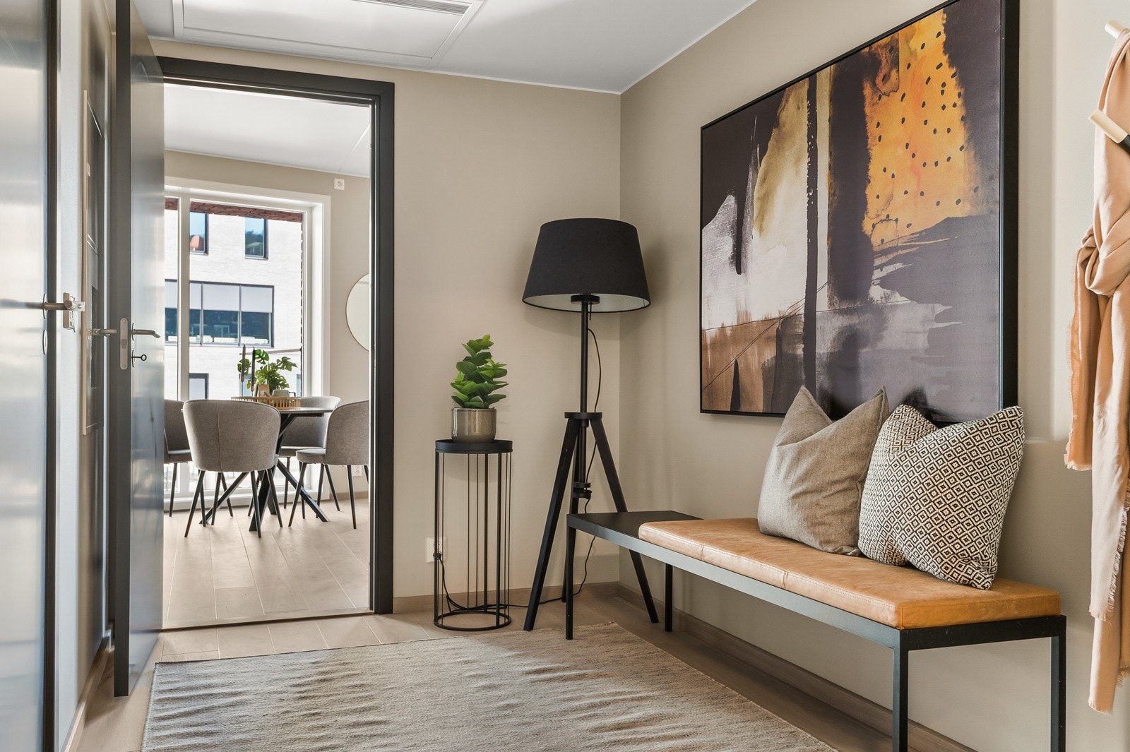 Praktisk entré med plass til oppbevaring av yttertøy. Galleribilde