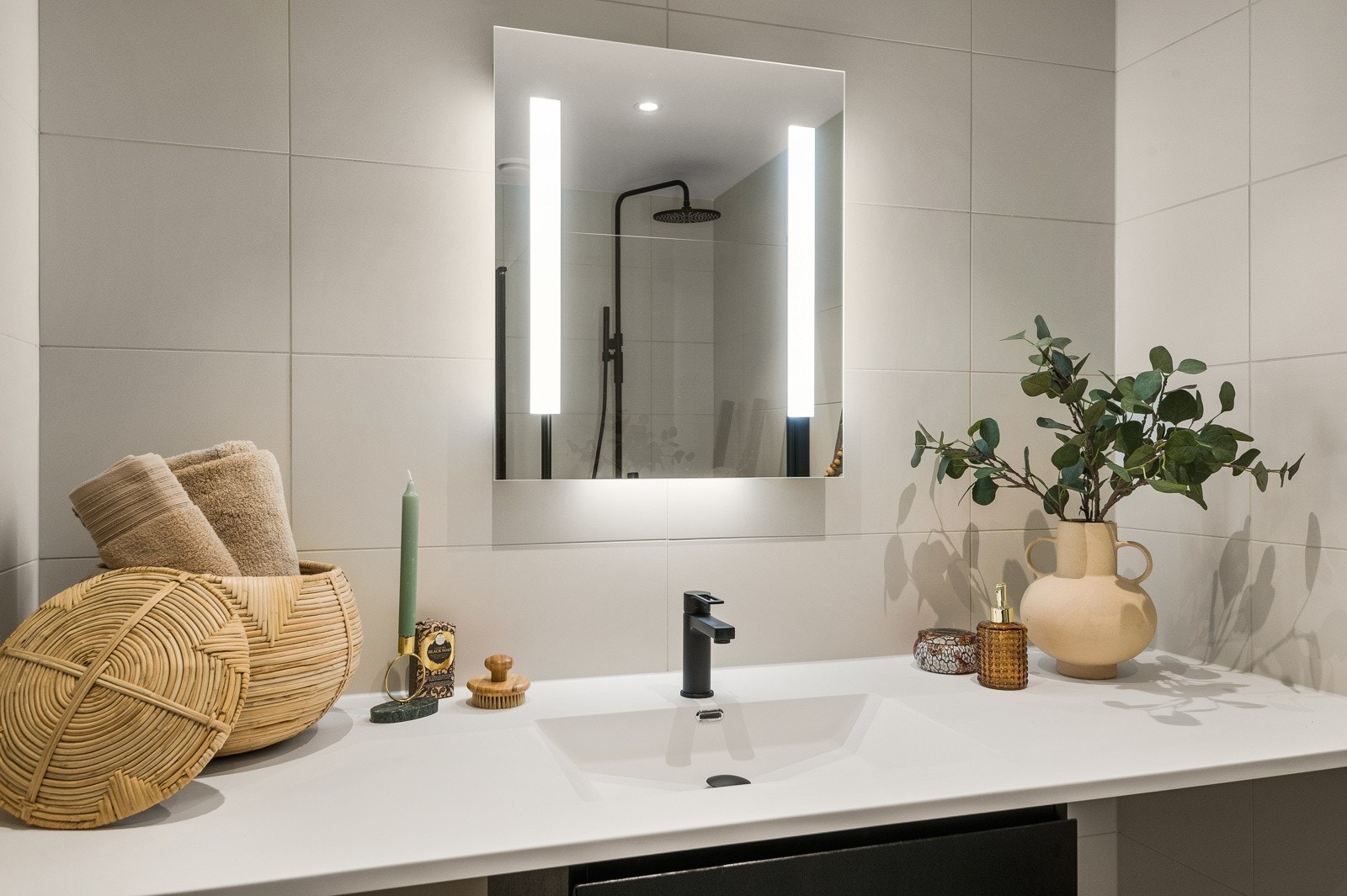 Veggmontert speil med integrert LED-belysning. Galleribilde