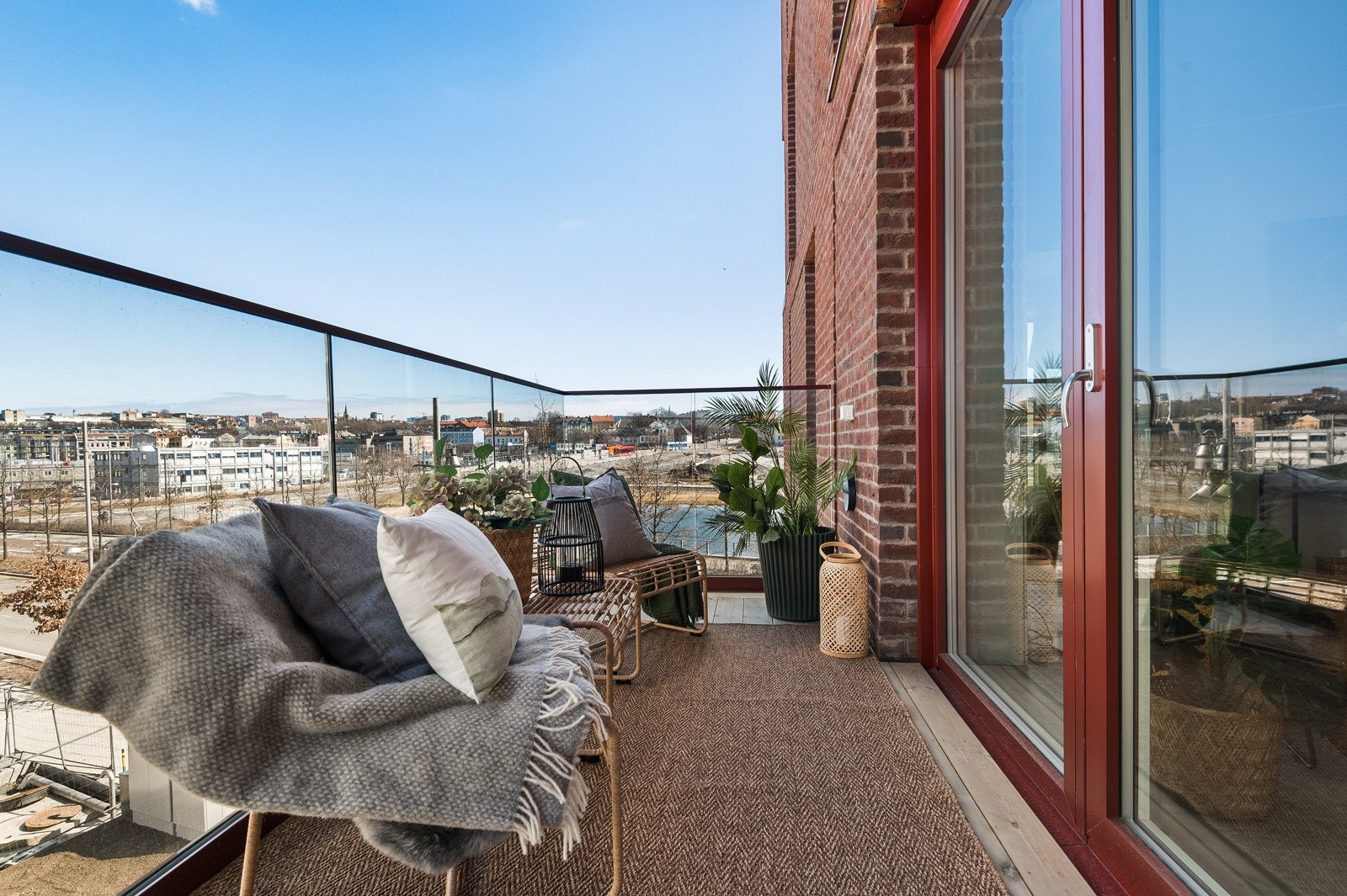 Plass til lounge- eller terrassemøbler. Balkogen har platting som dekke og rekkverk i glass. Galleribilde