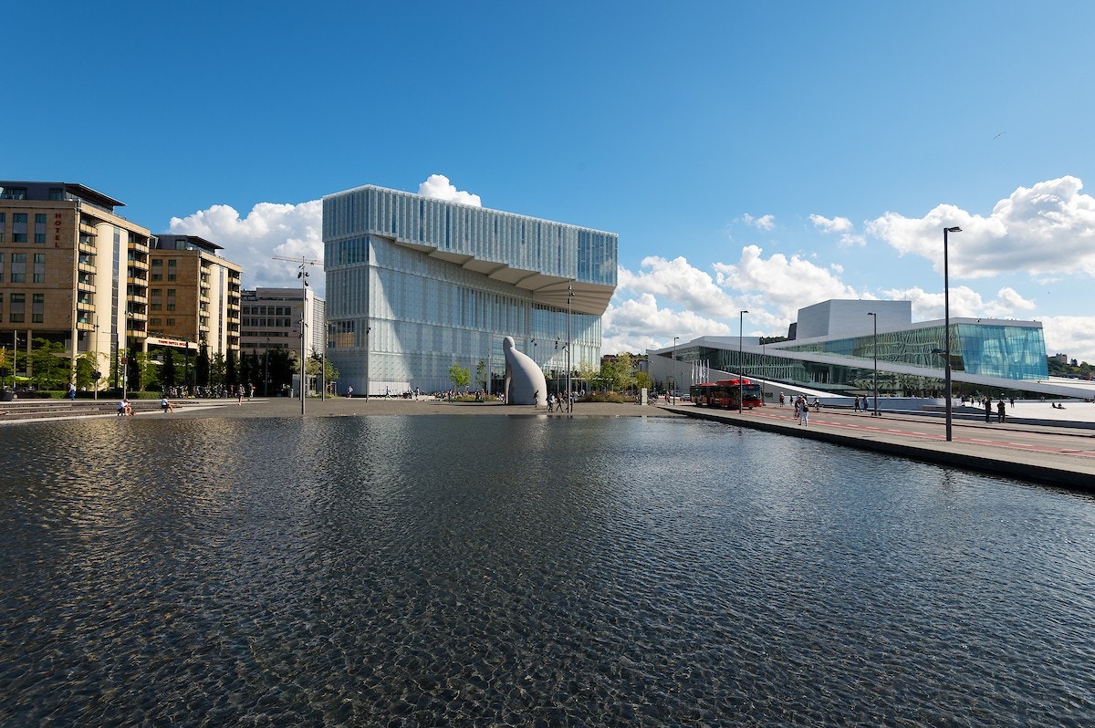 Deichman Bjørvika som er hele Oslos hovedbibliotek og Operan i kort gange Galleribilde